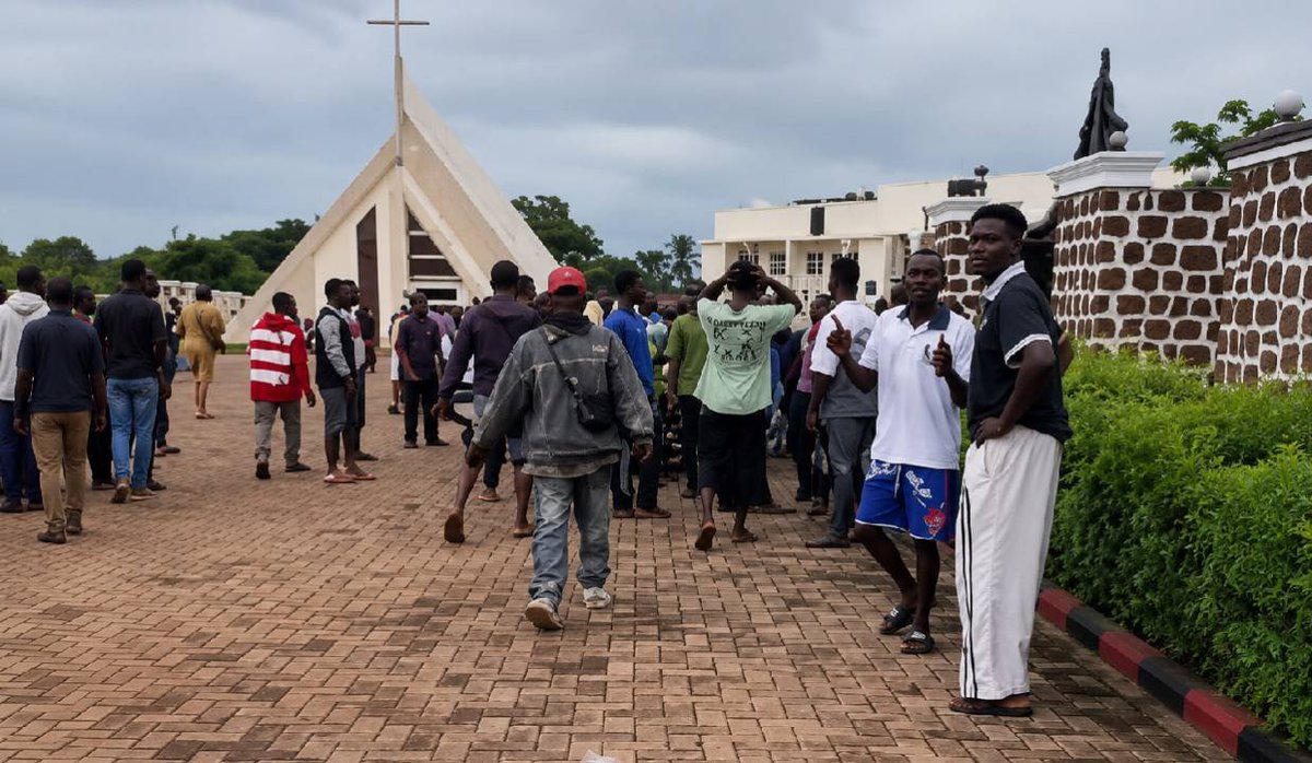 TheDailyPioneer's tweet photo. At least eight people were killed and five others injured after gunmen opened fire on mourners following a funeral in Nigeria's Benue state. The attackers also set houses and a motorcycle on fire before fleeing.
Click to read: https://t.co/MlgT0laEWw
#Nigeria #GunAttack #Benue #Violence #WorldNews #Crime