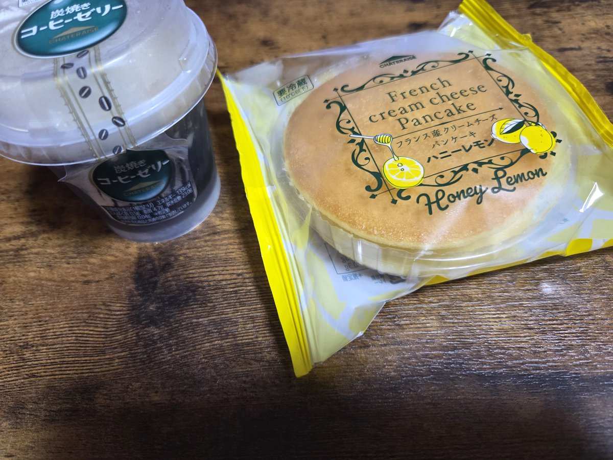 you00414's tweet photo. 息子がシャトレーゼでコーヒーゼリー買ってきてくれました。

さらに、お母さんが好きそうだからとハニーレモンのパンケーキも😄

#シャトレーゼ　
#コーヒーゼリー
#パンケーキ https://t.co/eJVZGiyEYp