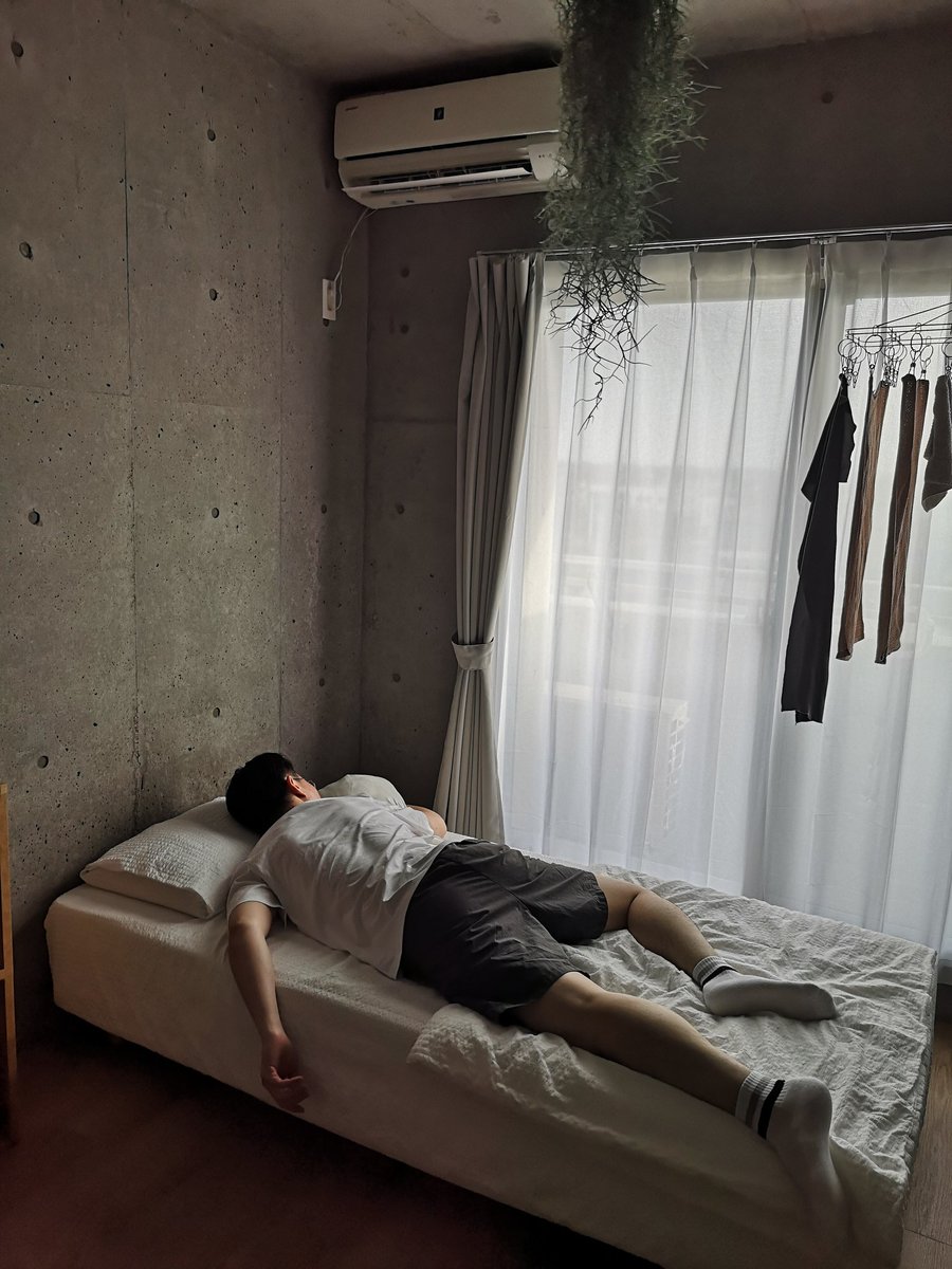 imo_yamo's tweet photo. 薄々ベッド小さいかもって思ってたけど本当に小さいな https://t.co/WdvNcMb72U