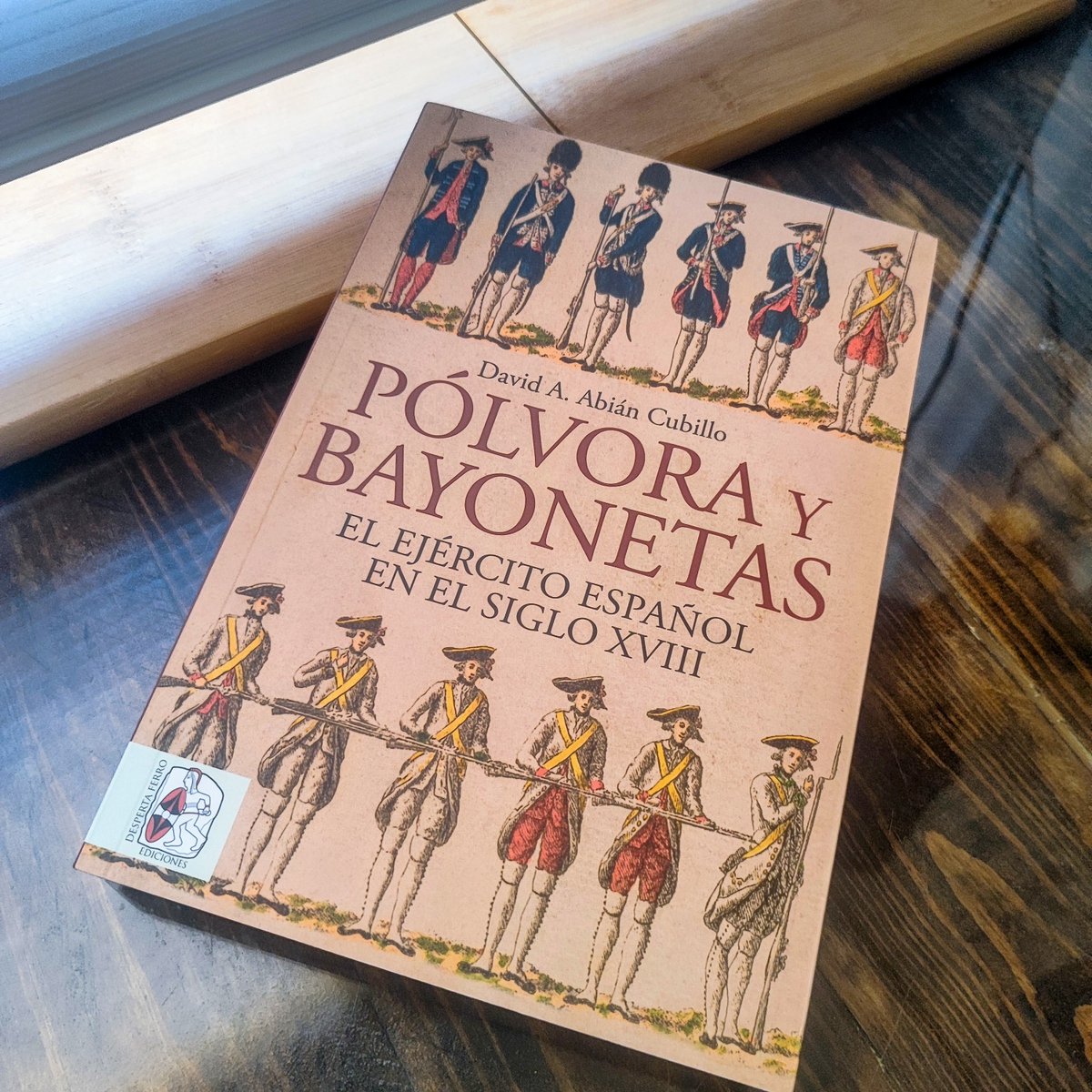 LibrosdHistoria's tweet photo. «Pólvora y Bayonetas: El ejército español en el siglo XVIII», de David A. Abián Cubillo.
➡️ Consíguelo en https://t.co/ZkrflC8zrF ⬅️
 
Jorge Juan se pasó buena parte de 1749 en Londres haciéndose pasar por un simple observador mientras enviaba a Madrid informes detallados sobre construcción naval británica. Antonio de Ulloa hizo lo mismo en Alemania y el Báltico, esta vez sin ocultar siquiera su identidad, hasta el punto de cenar con Federico el Grande de Prusia. Ambos trabajaban para el marqués de la Ensenada y ambos forman parte del retrato que David A. Abián Cubillo dibuja en «Pólvora y bayonetas». El de una monarquía que observaba a sus rivales, estudiaba sus ejércitos e intentaba incorporar aquello que podía mejorar los suyos.

Abián defiende que el ejército español del siglo XVIII estuvo muy lejos de ser una institución inmóvil condenada al fracaso. Fue un organismo que trató de modernizarse en un contexto europeo cada vez más competitivo. Recorre esa historia desde la paz de Aquisgrán de 1748 hasta la invasión napoleónica de 1808 evitando dos tentaciones habituales. Ni presenta un ejército atrasado por naturaleza, ni pretende convertirlo en una máquina militar perfecta.

La Guerra de los Siete Años ocupa un lugar central en ese recorrido. La pérdida de La Habana y Manila en 1762 dejó al descubierto importantes carencias defensivas, tanto en la península como en ultramar. Pero Abián sostiene que aquellas derrotas acabaron impulsando reformas militares mucho más ambiciosas, especialmente durante el reinado de Carlos III. Más adelante llegarían episodios que muestran una capacidad de reacción mucho mayor de la que suele reconocerse, como el Gran Asedio de Gibraltar, las expediciones contra Argel o la participación española en la independencia de Estados Unidos.

El autor apenas se detiene en las campañas militares. Buena parte de sus páginas están dedicadas a las academias, a la profesionalización de los oficiales y al creciente peso de disciplinas como la artillería, la ingeniería, la cartografía o las matemáticas. La guerra empezaba a entenderse también como un problema técnico. Y frente a la idea de que España se limitó a copiar el modelo francés, Abián muestra cómo los reformistas estudiaron lo que hacían Prusia, Austria o Rusia, adoptando unas soluciones y descartando otras según las necesidades de una monarquía con territorios repartidos por medio mundo.

También resulta interesante la revisión que hace de Manuel Godoy. Frente a la imagen tradicional del favorito ambicioso e incompetente, Abián lo presenta como una figura importante dentro del reformismo militar de finales del siglo XVIII, cuya mala reputación se alimentó en buena medida de la propaganda de sus adversarios. Eso no significa que el autor oculte los problemas del ejército. La venalidad, el exceso de oficiales o las resistencias al ascenso por mérito aparecen constantemente como obstáculos que las reformas nunca consiguieron eliminar por completo.

Al final, «Pólvora y bayonetas» no pretende desmontar un mito para construir otro. Su objetivo es mostrar un ejército con problemas muy reales, pero también mucho más dinámico y reformista de lo que suele transmitir la imagen tradicional de la España del XVIII. Una lectura que obliga a mirar este periodo con muchos menos tópicos de los habituales.

«Pólvora y Bayonetas: El ejército español en el siglo XVIII», de David A. Abián Cubillo.
➡️ Consíguelo en https://t.co/ZkrflC8zrF ⬅️

Publicado por @DespertaFerro 

#librosdehistoria #leerhistoria #lahistoriamola #somoshistoria #historiaparatodos #megustalahistoria