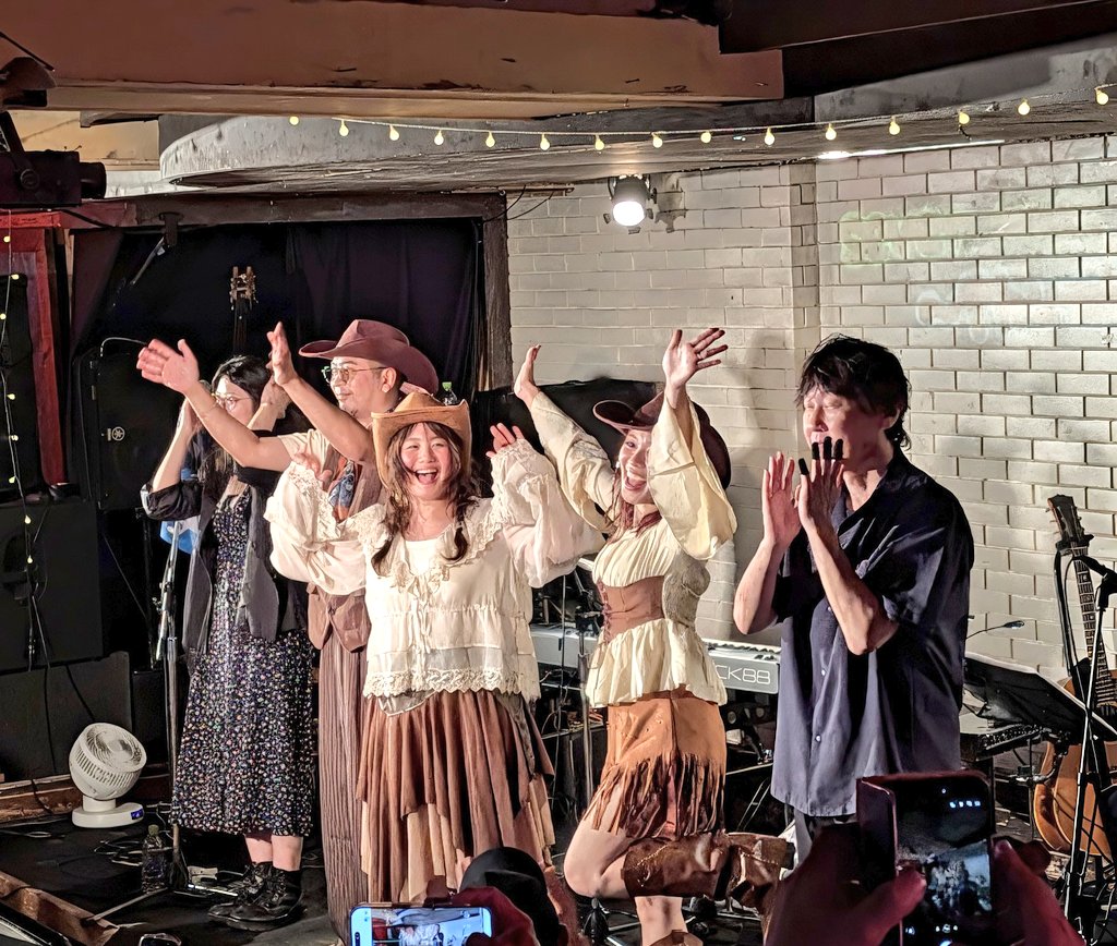 hon080hon's tweet photo. 7/12 横浜 サムズアップ
seven oops ワンマン
店の雰囲気に合わせた
ウエスタン風の衣装が似合ってる🙌 https://t.co/BKpWfxGqhe