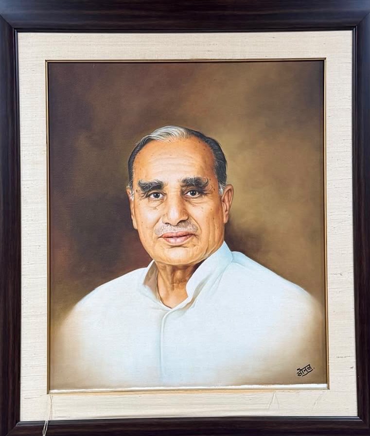 AdityaPdSahu's tweet photo. एस्सेल ग्रुप के चेयरमैन डॉ. सुभाष चंद्रा जी के पूज्य पिताश्री, श्रद्धेय श्री नन्द किशोर गोयनका जी के निधन का अत्यंत दुःखद समाचार प्राप्त हुआ।

राष्ट्रीय स्वयंसेवक संघ के प्रारंभिक काल से जुड़े एक समर्पित स्वयंसेवक के रूप में उन्होंने राष्ट्रसेवा, गोसेवा एवं सामाजिक सरोकारों को अपने जीवन का ध्येय बनाया। व्यवसाय से दूर रहकर समाज के प्रति अपने दायित्वों का उन्होंने निष्ठापूर्वक निर्वहन किया।

ईश्वर दिवंगत पुण्यात्मा को अपने श्रीचरणों में स्थान प्रदान करें एवं शोकाकुल परिवार के समस्त परिजनों को इस अपार दुःख को सहन करने की शक्ति दें।

ॐ शान्तिः। 🙏