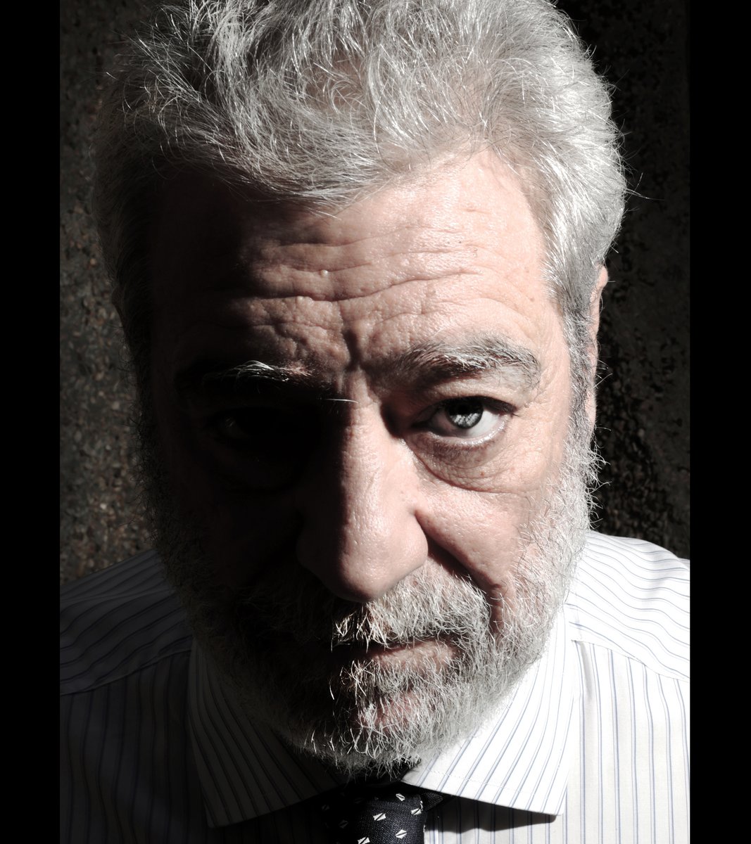 Rafael_Narbona's tweet photo. SANTIAGO SEGURA ANUNCIA UN REMAKE DE "EL RESPLANDOR" CON MAR EN EL PAPEL DE JACK NICHOLSON

Santiago Segura ha celebrado la idea de Amenábar de realizar un remake de El Exorcista con Díaz Ayuso en el papel de la niña endemoniada y ha reconocido que le inspirado la idea de rodar una versión de El resplandor con Miguel Ángel Rodríguez en el papel de Jack Torrance, el psicópata interpretado por Jack Nicholson: "Torrance pretende escribir un libro durante su estancia en el hotel, pero solo es capaz de teclear una y otra vez en su máquina de escribir: 'Tanto trabajo y nada de juegos vuelve a Jack un chico aburrido'. En mi versión, la frase será diferente. MAR escribirá compulsivamente 'Sánchez va p'alante'. Creo que los espectadores se cagarán de miedo. Pediré que los acomodadores repartan bolsas para vomitar o incluso pañales. Con estos remakes, el cine español se convertirá en un fenómeno global".

NARBONA TODAY
Solo publicamos noticias rigurosamente falsas.