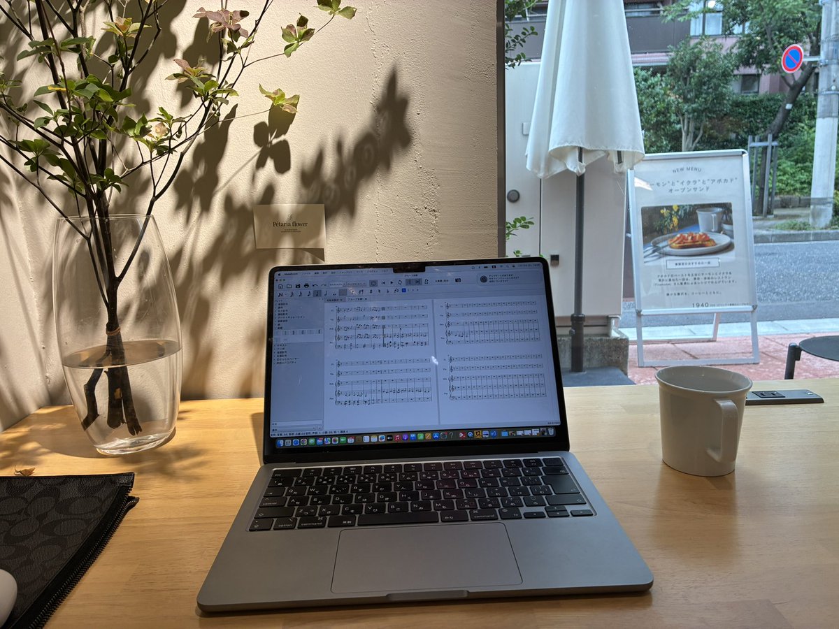 utanoichi's tweet photo. 「カフェだと仕事が捗る」という人がいるけれど、僕はどこにいてもあまり変わらない。
自宅でも、ホテルでも、飛行機の中でも、能率はだいたい同じ。

ただ、一つだけ例外がある。
気が乗らない日は、場所を変えても何をしてもダメ。

どうやら今日は、その日らしい。もう帰ろう。 https://t.co/8DMTucJsqk