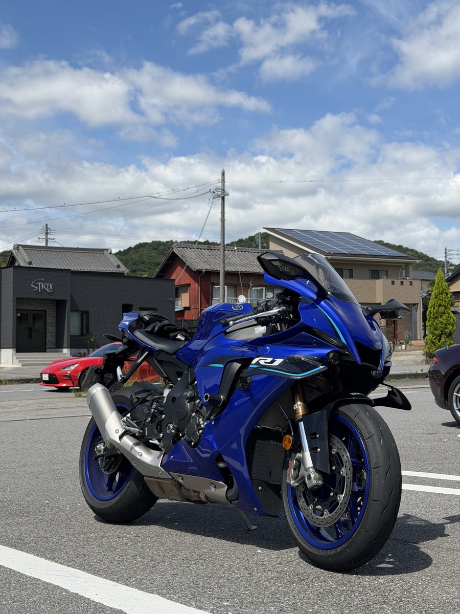 pad_flame's tweet photo. R1でガス欠しました🥹
土曜日、ガソリン警告灯点灯→まだ50km位は走ると思い、F-TRIP 38.1km、FUEL CON 14.4Lの所でガソスタ寄りましたが給油レーン埋まっていたので順番待ちしていた時にエンスト⛽️
ガソスタだったので給油レーンまで手で押せたので助かりました😓
給油は早めにしましょう笑
 #YZFR1 https://t.co/Df6QrkFZty