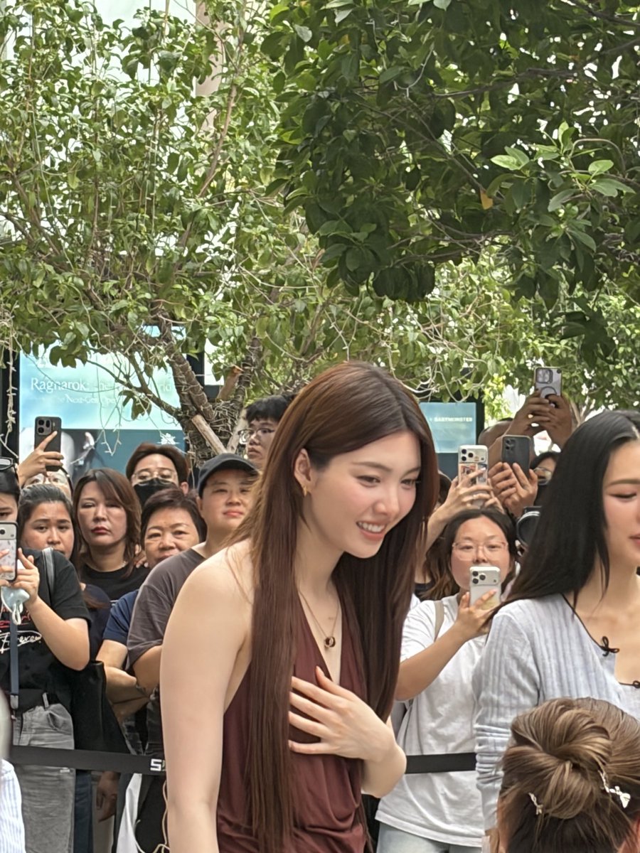 salsigni's tweet photo. คือชีสวยมากจิงๆ กุเดินไปส่งเพื่อนเสดกลับน้องออมยังนั่งอยุ่เลย สุดสวยในใจผมมม เขย่งสุดริ้ดมากก https://t.co/c2JefhLJ4m