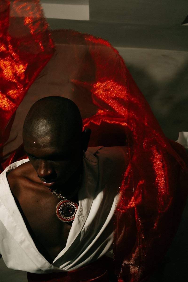 Fatshionistaa's tweet photo. Test shoot at home with Alecks
…….
Photography and creative direction @Fatshionistaa 
Styling/makeup by me. 
Muse- @AlecksAdjah https://t.co/Krutujlf6G
