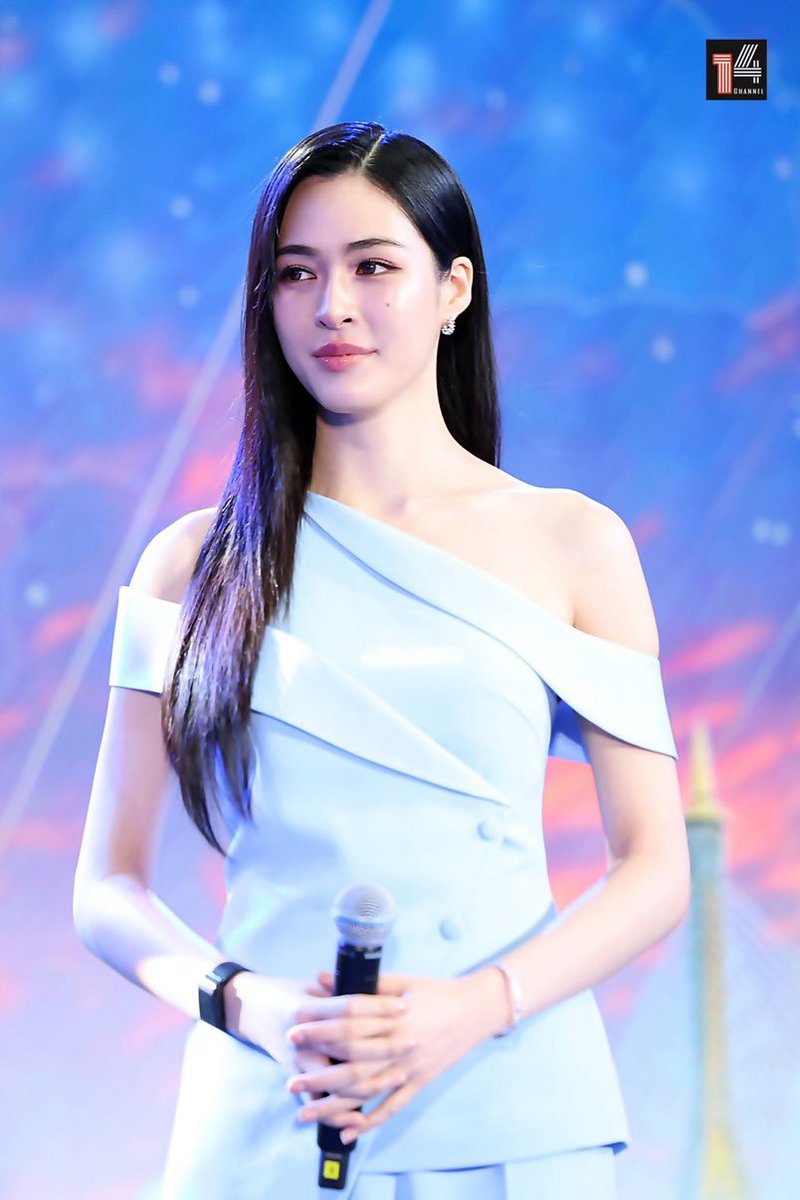 Uamy_30's tweet photo. @lingling_fans @linglingsirilak พรีเซ้นเตอร์คนสวย

LINGLING 1ST PRESENTER BYD
#BYDSEALION5DMixLingLingKwong
#Linglingkwong‌ #หลิงหลิงคอง‌ 
@linglingsirilak https://t.co/BrB0DWaORB