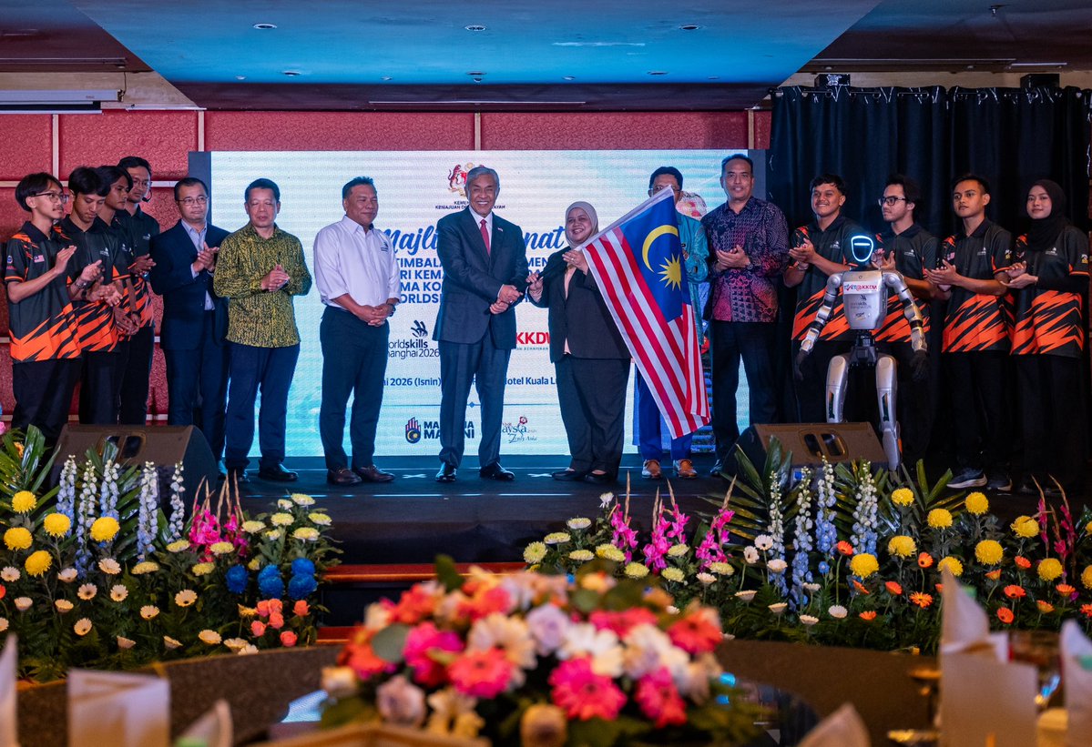 DrZahidHamidi's tweet photo. 𝐌𝐞𝐧𝐲𝐞𝐦𝐚𝐫𝐚𝐤𝐤𝐚𝐧 𝐒𝐞𝐦𝐚𝐧𝐠𝐚𝐭 𝐊𝐨𝐧𝐭𝐢𝐧𝐣𝐞𝐧 𝐓𝐕𝐄𝐓@𝐊𝐊𝐃𝐖 𝐤𝐞 𝐖𝐨𝐫𝐥𝐝𝐒𝐤𝐢𝐥𝐥𝐬 𝐒𝐡𝐚𝐧𝐠𝐡𝐚𝐢 𝟐𝟎𝟐𝟔

Seterusnya saya meluangkan masa bertemu dengan Kontinjen TVET@KKDW yang bakal membawa cabaran Malaysia ke pentas WorldSkills Shanghai 2026.

Saya teruja sebenarnya melihat semangat dan kesungguhan yang terpancar pada wajah mereka. Besar harapan saya agar semangat itu akan terus menjadi kekuatan untuk mereka mengharumkan nama KKDW dan Malaysia di pentas kemahiran dunia.

Seramai sembilan peserta daripada TVET MARA, UniKL dan GIATMARA akan mewakili KKDW dalam sembilan bidang kemahiran. Penyertaan ini merupakan yang terbesar dalam sejarah penglibatan KKDW di WorldSkills sekali gus membuktikan bahawa institusi TVET negara terus melahirkan bakat yang mampu bersaing di peringkat antarabangsa.

Sebagai Pengerusi Majlis TVET Negara dan Menteri Kemajuan Desa dan Wilayah, sudah tentu saya memberikan sokongan dan keyakinan penuh kepada seluruh kontinjen ini. Buat anakanda sekalian, berikanlah yang terbaik, kekalkan disiplin, terus merendah diri dan jangan pernah berhenti belajar.

Saya mendoakan agar seluruh kontinjen sentiasa dikurniakan kesihatan yang baik, dipermudahkan setiap urusan dan diberikan kejayaan dalam mengharumkan nama Malaysia di pentas WorldSkills Shanghai 2026. Insya-Allah.

#WorldSkillsShanghai2026
#WorldSkills #TVET
#KKDW