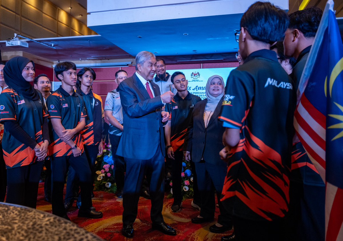 DrZahidHamidi's tweet photo. 𝐌𝐞𝐧𝐲𝐞𝐦𝐚𝐫𝐚𝐤𝐤𝐚𝐧 𝐒𝐞𝐦𝐚𝐧𝐠𝐚𝐭 𝐊𝐨𝐧𝐭𝐢𝐧𝐣𝐞𝐧 𝐓𝐕𝐄𝐓@𝐊𝐊𝐃𝐖 𝐤𝐞 𝐖𝐨𝐫𝐥𝐝𝐒𝐤𝐢𝐥𝐥𝐬 𝐒𝐡𝐚𝐧𝐠𝐡𝐚𝐢 𝟐𝟎𝟐𝟔

Seterusnya saya meluangkan masa bertemu dengan Kontinjen TVET@KKDW yang bakal membawa cabaran Malaysia ke pentas WorldSkills Shanghai 2026.

Saya teruja sebenarnya melihat semangat dan kesungguhan yang terpancar pada wajah mereka. Besar harapan saya agar semangat itu akan terus menjadi kekuatan untuk mereka mengharumkan nama KKDW dan Malaysia di pentas kemahiran dunia.

Seramai sembilan peserta daripada TVET MARA, UniKL dan GIATMARA akan mewakili KKDW dalam sembilan bidang kemahiran. Penyertaan ini merupakan yang terbesar dalam sejarah penglibatan KKDW di WorldSkills sekali gus membuktikan bahawa institusi TVET negara terus melahirkan bakat yang mampu bersaing di peringkat antarabangsa.

Sebagai Pengerusi Majlis TVET Negara dan Menteri Kemajuan Desa dan Wilayah, sudah tentu saya memberikan sokongan dan keyakinan penuh kepada seluruh kontinjen ini. Buat anakanda sekalian, berikanlah yang terbaik, kekalkan disiplin, terus merendah diri dan jangan pernah berhenti belajar.

Saya mendoakan agar seluruh kontinjen sentiasa dikurniakan kesihatan yang baik, dipermudahkan setiap urusan dan diberikan kejayaan dalam mengharumkan nama Malaysia di pentas WorldSkills Shanghai 2026. Insya-Allah.

#WorldSkillsShanghai2026
#WorldSkills #TVET
#KKDW