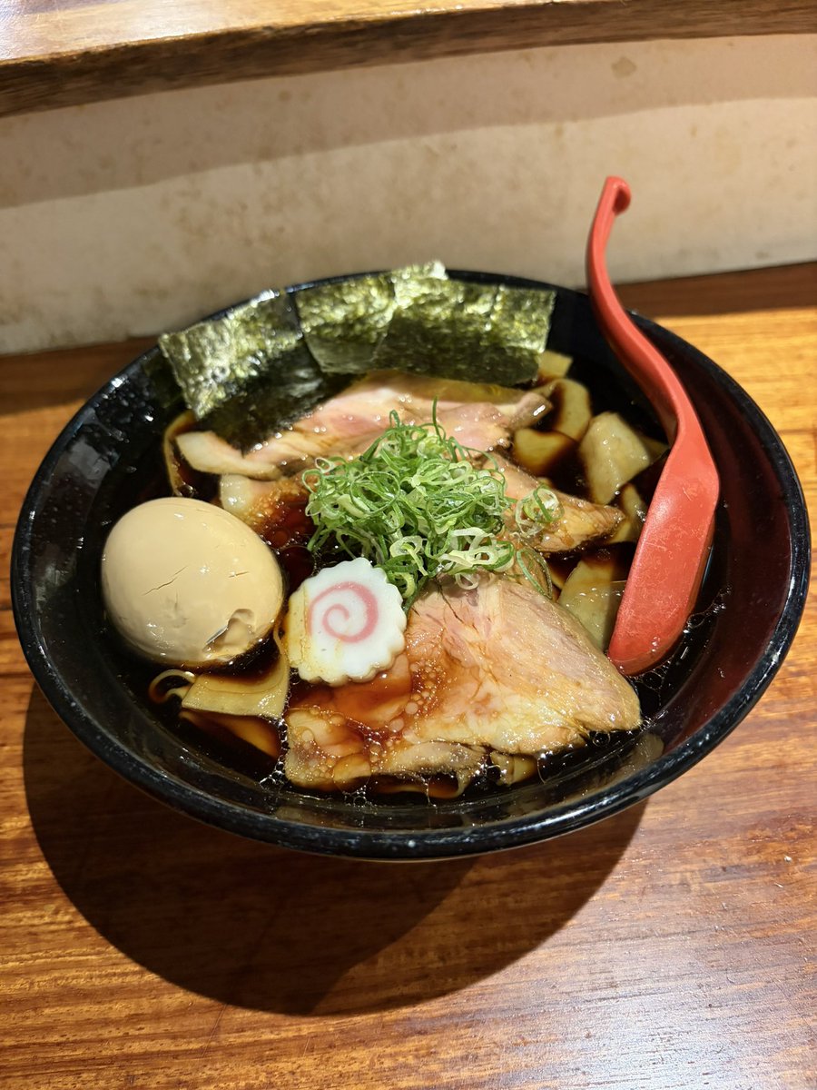 king_of_junk29's tweet photo. 91杯目  SLURPERZ  

青葉区国分町

DEEP +
特製醤油らぁ麺

初訪問
醤油の芳醇な香りをダイレクトに感じるスープ
ぶってぇー麺
釜焼きチャーシュー激うま

ごちそうさまでした🍜🍜🍜 https://t.co/wH2iQyyaXJ