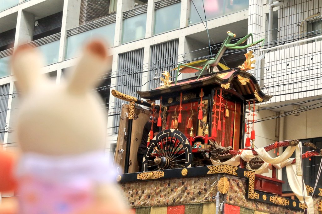 hal_4_koi's tweet photo. 本日祇園祭行ってきました🏮✨
曇天のおかげで日焼けマシだし、人混みも思ったよりマシだし、組み立て中の山鉾見れたし、曳き初め見れたし、今日行くの個人的にベストだったかも
めちゃくちゃ楽しかった〜！

 #豆ばにあ https://t.co/CFasAytfte