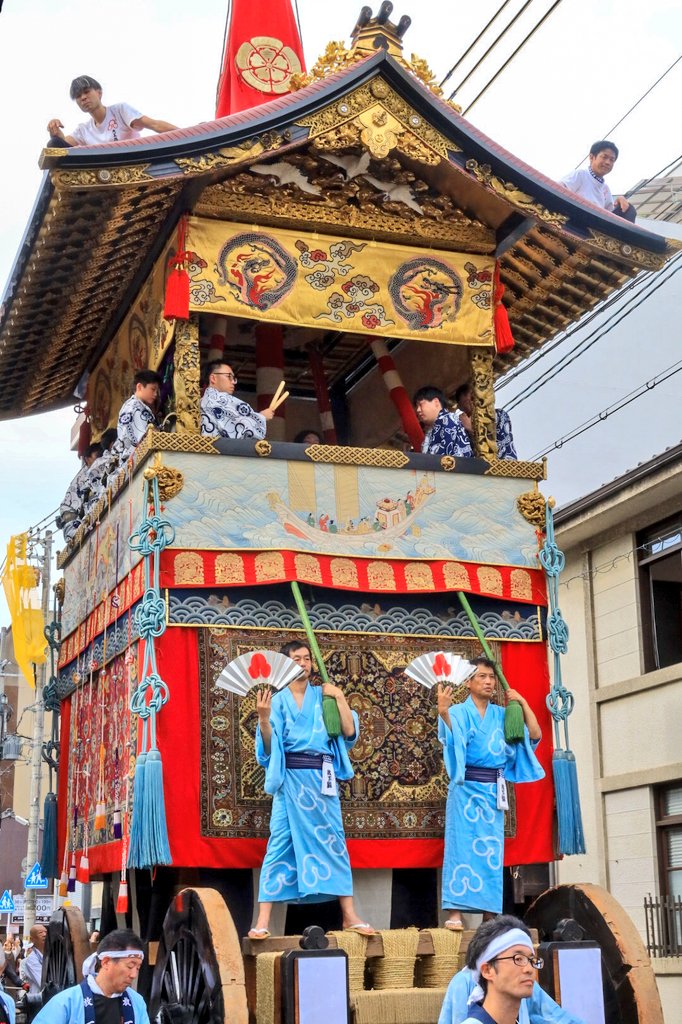 hal_4_koi's tweet photo. 本日祇園祭行ってきました🏮✨
曇天のおかげで日焼けマシだし、人混みも思ったよりマシだし、組み立て中の山鉾見れたし、曳き初め見れたし、今日行くの個人的にベストだったかも
めちゃくちゃ楽しかった〜！

 #豆ばにあ https://t.co/CFasAytfte