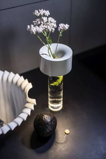dwhilldesign's tweet photo. #designoftheday Designed by Rodolfo Dordoni in 2023, "Fleur" is a multifunctional marvel that combines sophisticated table top illumination with an elegant glass flower vase. The simple geometric forms are perfectly integrated. https://t.co/u0iSBk1GMb https://t.co/UBGbWA0PJ7