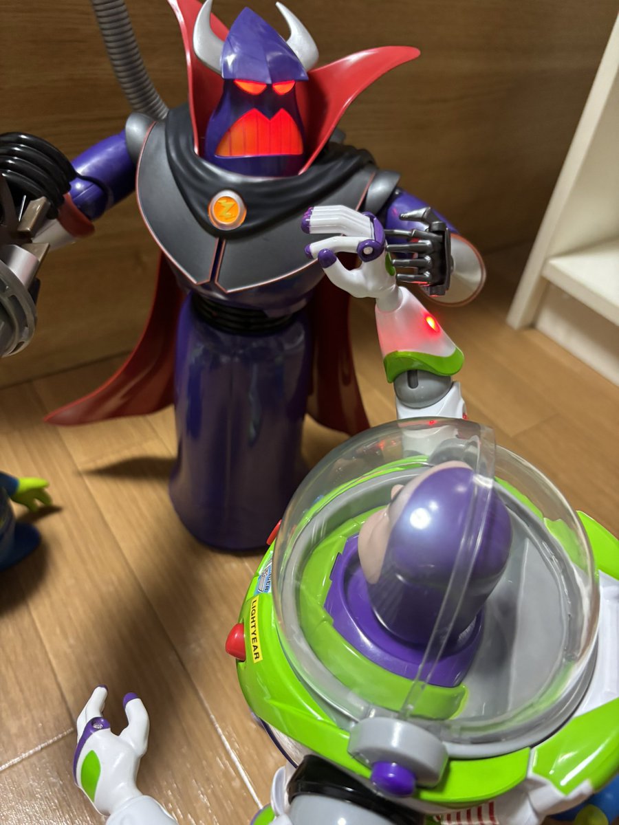 lightning____95's tweet photo. ディズニーストアのザーグ様カッコよすぎる…
 #トイストーリー
 #ザーグ
 #ディズニーストア https://t.co/LdtlyqTrQw