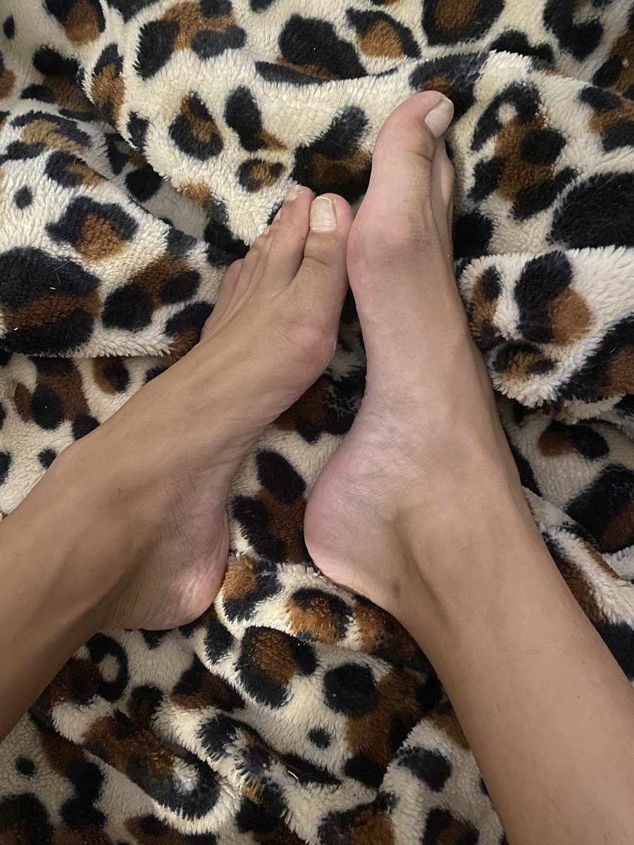 comtesseleorah's tweet photo. les larbins sont ici aujourd’hui #soumis #queen #reine #domina #pieds #findom #feetfetısh #fetichiste #femdom #slave #moneyslaves #moneymiss #atm #paypig https://t.co/BaGa0Ad7Yi
