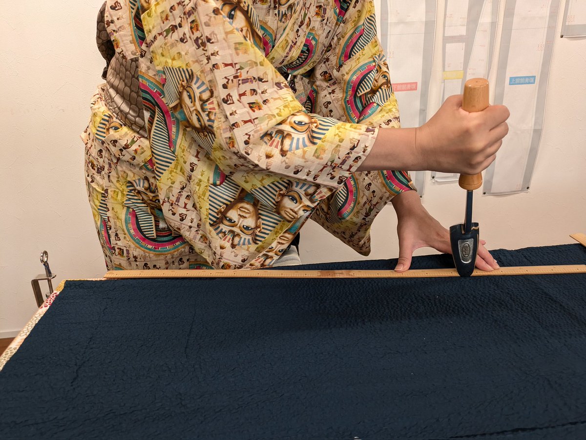 hioriya2's tweet photo. 本日の #燈織屋の和裁教室

着物を京袋帯へ
半襦袢
洋服生地着物
紗着物の裄直し
袷着物の袖丈直し

〈今日のハイライト〉
・自転車で降臨したファラオ
・情報量の多い1日でした
・ヘラは見るんじゃない、感じるんだ
・針穴は心の目で見るんだ
・推し活は長期計画で
・覚えるまで作り続けます https://t.co/nLdpBPA1n1