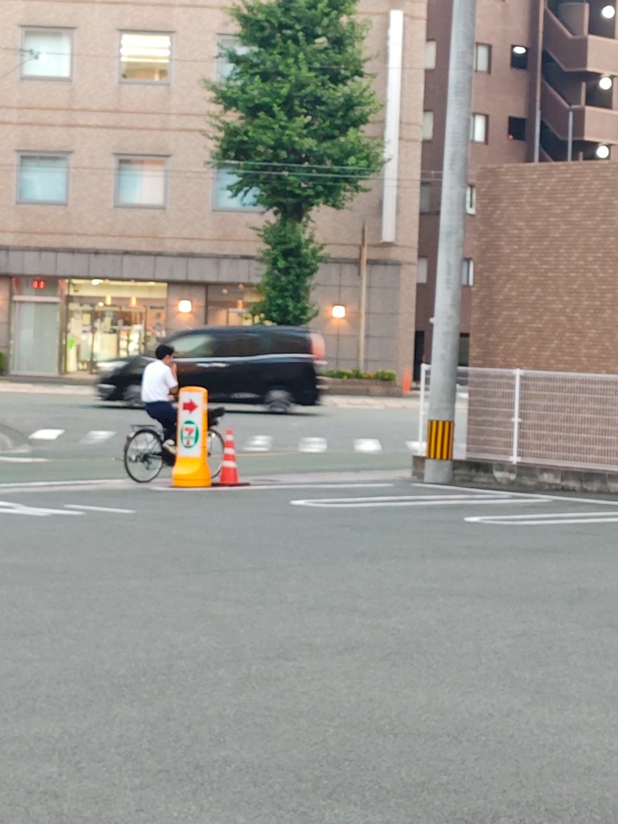 blacklain444's tweet photo. #熊本市 
#高校生
#熊本県警
#自転車
#拡散希望ＲＴお願い致します 
#熊本県教育委員会
7月13日
国府、水前寺あたり
自転車の逆走。
歩道進行
ヘルメット無し
多すぎる！

近くでは高校生がパトカーに。
　
高校生の自転車運転、罰則があるなら適応すべき。

写真に見覚えあるなら連絡してあげて。 https://t.co/aDoGmgyWY4