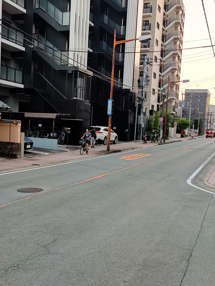 blacklain444's tweet photo. #熊本市 
#高校生
#熊本県警
#自転車
#拡散希望ＲＴお願い致します 
#熊本県教育委員会
7月13日
国府、水前寺あたり
自転車の逆走。
歩道進行
ヘルメット無し
多すぎる！

近くでは高校生がパトカーに。
　
高校生の自転車運転、罰則があるなら適応すべき。

写真に見覚えあるなら連絡してあげて。 https://t.co/aDoGmgyWY4