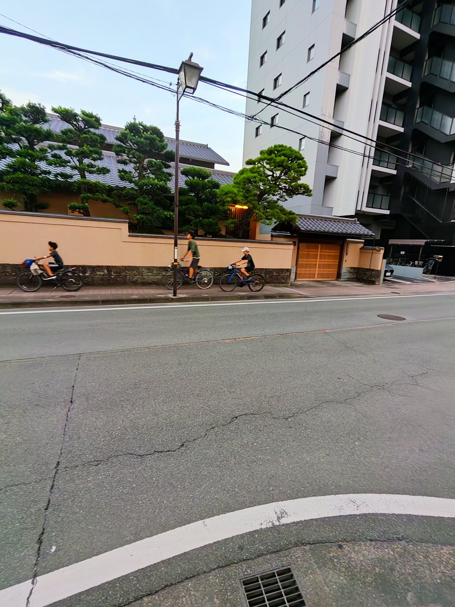 blacklain444's tweet photo. #熊本市 
#高校生
#熊本県警
#自転車
#拡散希望ＲＴお願い致します 
#熊本県教育委員会
7月13日
国府、水前寺あたり
自転車の逆走。
歩道進行
ヘルメット無し
多すぎる！

近くでは高校生がパトカーに。
　
高校生の自転車運転、罰則があるなら適応すべき。

写真に見覚えあるなら連絡してあげて。 https://t.co/aDoGmgyWY4