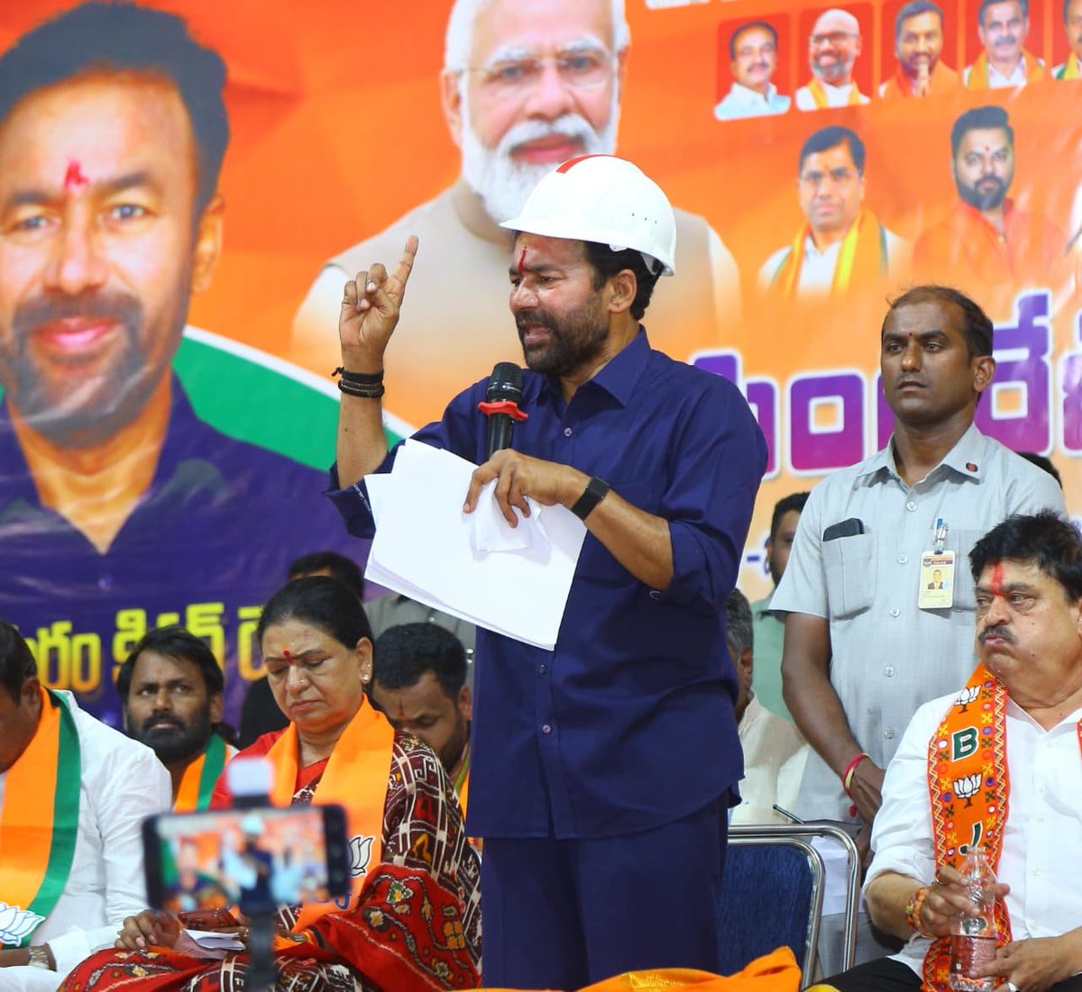 airnews_hyd's tweet photo. 🔹ఈ సింగరేణి గడ్డపై నుంచి గర్వంగా ఒక విషయం చెబుతున్నాను. దాదాపు పదకొండు సంవత్సరాల తర్వాత, ఆక్షన్ (వేలం) నిర్వహించకుండా నేరుగా సింగరేణికి కేటాయించిన ఏకైక కోల్ బ్లాక్ తాడిచర్ల-II బ్లాక్.
#SingareniBharosaYatra #KishanReddy #Kothagudem #SingareniWorkers #CoalScam https://t.co/fy3LZn9kSO