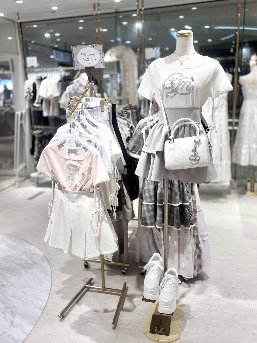 10/20までセール開催中‼️とんがらないラメトップス Evelyne evelyn横浜店 .⋆𝜗𝜚 ┈┈┈ ⋯ ┈┈┈ 𝜗𝜚 ♡New Arrival