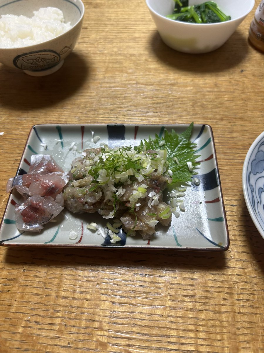 b_s_ocd's tweet photo. ご近所さんより新鮮な鯵をいただきましたので、私は刺身となめろうを作りました🙇‍♂️
美味しかったです https://t.co/q1aeYk1ZhM