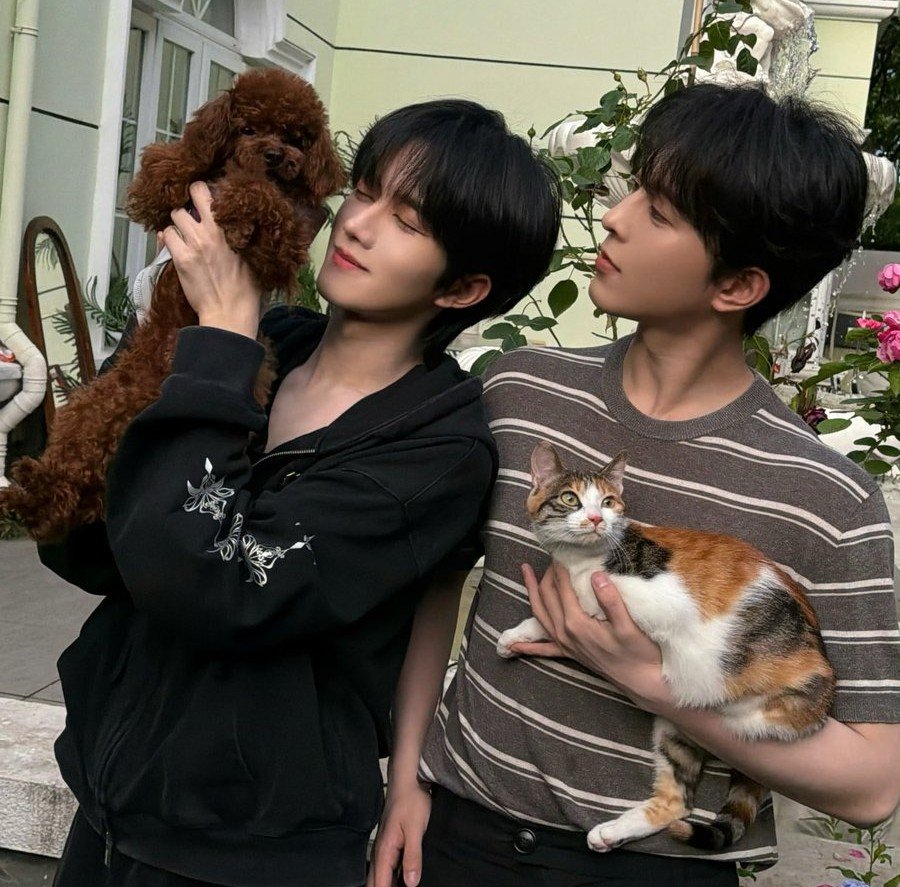 xingqiu_ek's tweet photo. lemmee cryy for this loving lil darling family😭 loving genuine couple, loving &amp; caring their babies so muchh...🥹

thank you xingqiu for giving us a chance to see them literally growing up oh the kiddos they are just so little &amp; #xingqiu in their youngster era as well😭🤲💜 https://t.co/OJhiI6TKj2