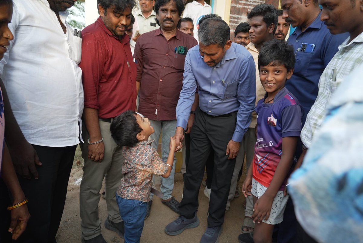 OffVanniArasu's tweet photo. நேற்று (12.07.26) விருதுநகர் மாவட்டம், மல்லாங்கிணறு அருகே உள்ள அயன்ரெட்டியபட்டியில், ‘சமூகநல கூடம்’ அமைப்பதற்கான திட்டம் அறிவிக்கப்பட்டுள்ள நிலையில், அதற்கான நிலத்தை மாண்புமிகு சமூகநீதித்துறை அமைச்சர் திரு. @VanniTamizhVCK அவர்கள் அதிகாரிகளுடன் சென்று பார்வையிட்டு உறுதி செய்தார். 

மேலும், நூலக கட்டடம் கட்டி முடிக்கப்பட்டு நீண்டகாலமாக பயன்பாட்டுக்கு வராததை பொதுமக்கள் நமது அமைச்சர் அவர்களின் கவனத்துக்கு கொண்டு வந்ததையடுத்து, உடனே அதனை பொதுமக்களின் பயன்பாட்டுக்கு கொண்டு வரும்படி அதிகாரிகளுக்கு அறிவுறுத்தினார்.

#TNGovt #socialjusticeministervanniarasu #ministervanniarasu