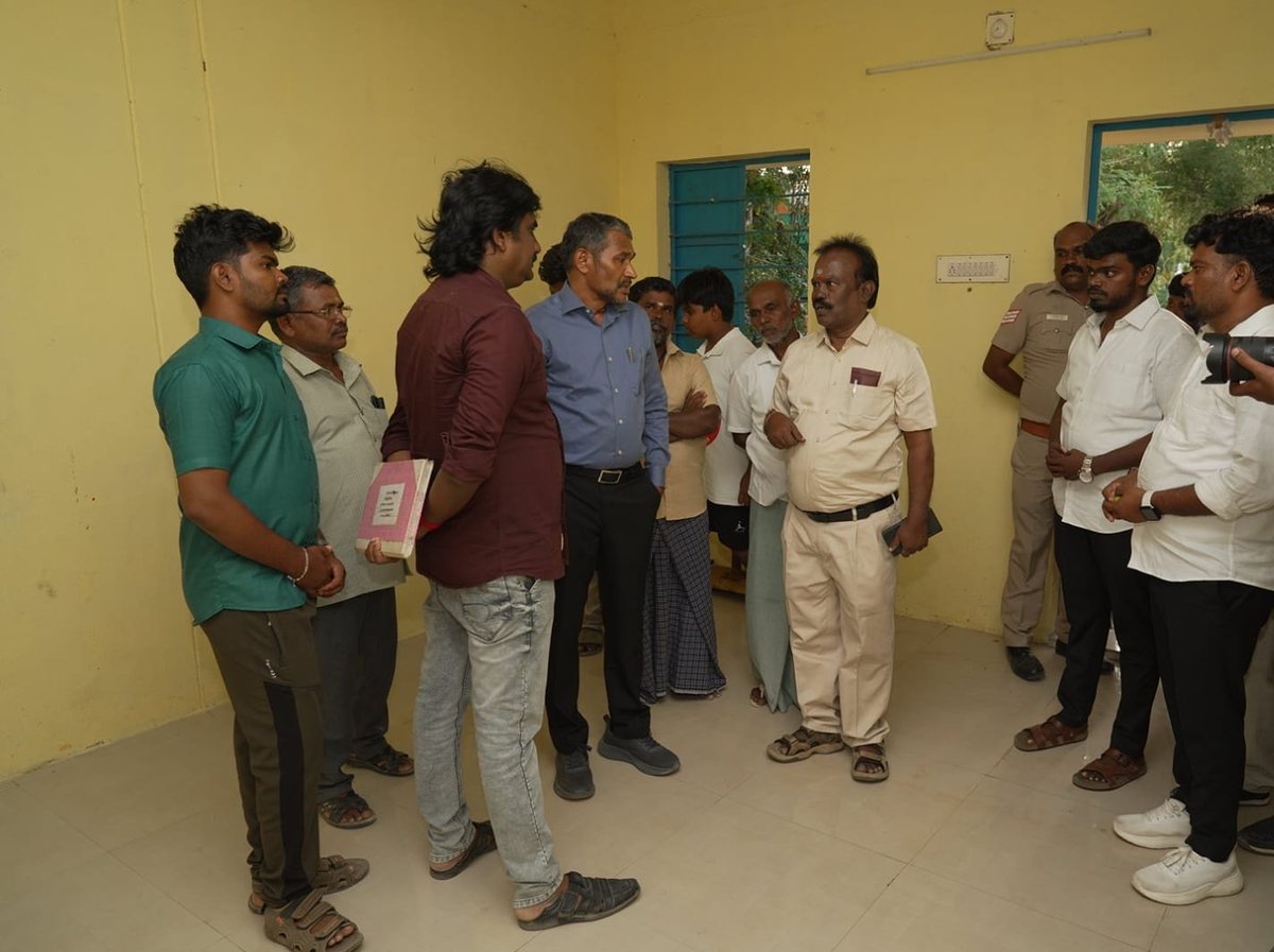 OffVanniArasu's tweet photo. நேற்று (12.07.26) விருதுநகர் மாவட்டம், மல்லாங்கிணறு அருகே உள்ள அயன்ரெட்டியபட்டியில், ‘சமூகநல கூடம்’ அமைப்பதற்கான திட்டம் அறிவிக்கப்பட்டுள்ள நிலையில், அதற்கான நிலத்தை மாண்புமிகு சமூகநீதித்துறை அமைச்சர் திரு. @VanniTamizhVCK அவர்கள் அதிகாரிகளுடன் சென்று பார்வையிட்டு உறுதி செய்தார். 

மேலும், நூலக கட்டடம் கட்டி முடிக்கப்பட்டு நீண்டகாலமாக பயன்பாட்டுக்கு வராததை பொதுமக்கள் நமது அமைச்சர் அவர்களின் கவனத்துக்கு கொண்டு வந்ததையடுத்து, உடனே அதனை பொதுமக்களின் பயன்பாட்டுக்கு கொண்டு வரும்படி அதிகாரிகளுக்கு அறிவுறுத்தினார்.

#TNGovt #socialjusticeministervanniarasu #ministervanniarasu