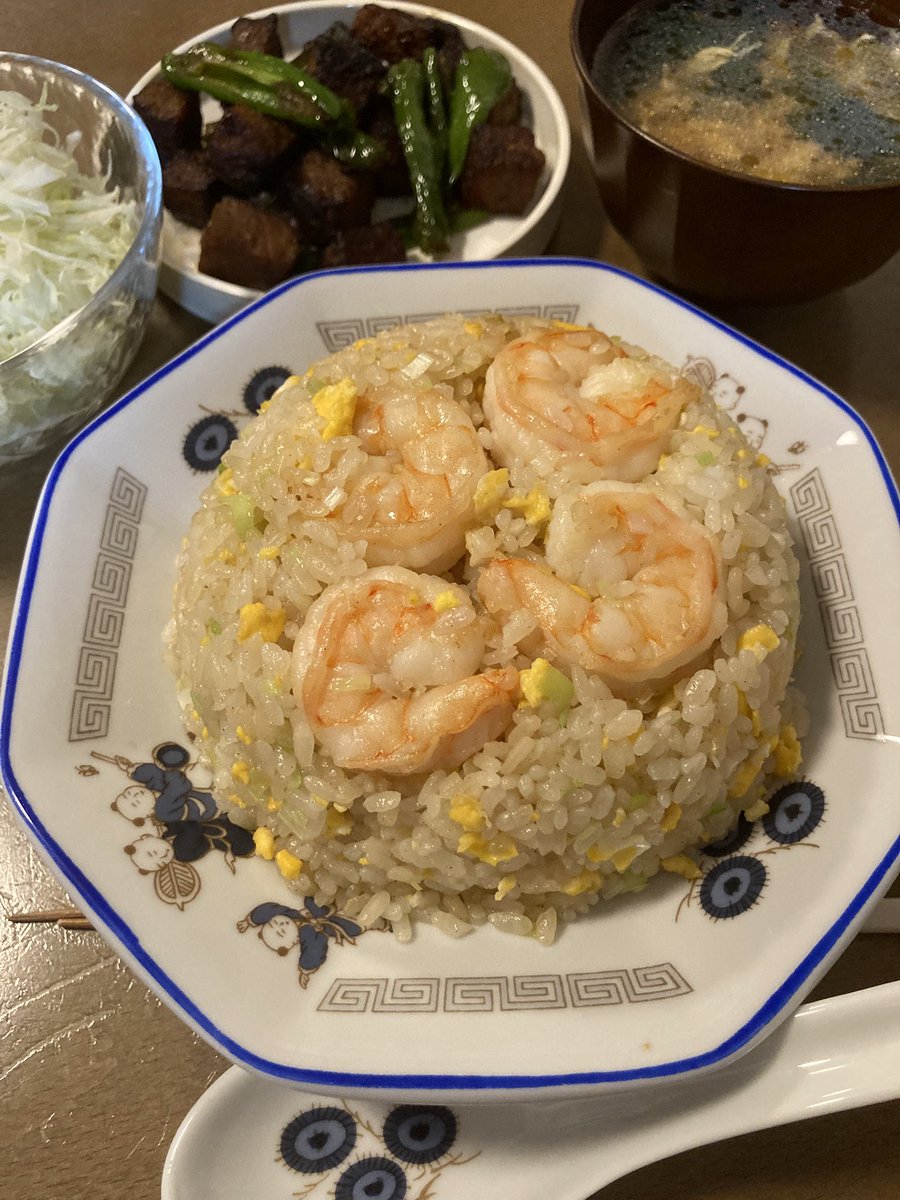 rnmm_10's tweet photo. エビチャーハン‼️🦐🦐
チャーハン皿早く使いたくてウズウズしてた。フライパンも新調したから過去最高チャーハンになった。
今週からご飯前サラダ必須。サラダモリモリ食べて満足感を得ます。今日だけカロリー許してね👶🏻 https://t.co/F8blMBFvM3