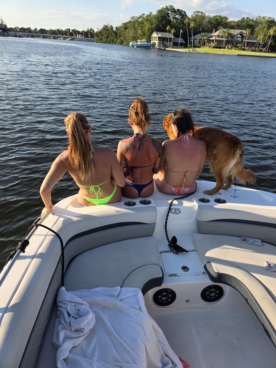 Buckslife4ever's tweet photo. "These scallops aren't going to catch themselves girls" They were better at catching rays than scallops but it's cool🤣 https://t.co/98UiAjbAqp