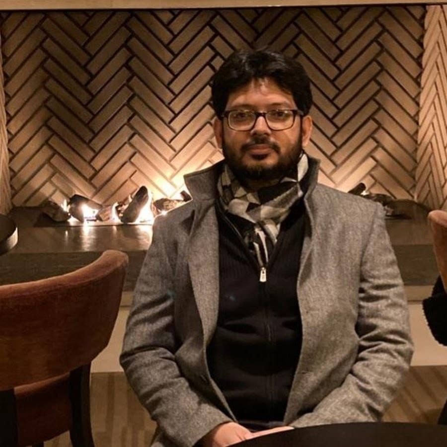 NewsAlgebraIND's tweet photo. Something very fishy has happened inside the Delhi govt, and @PMOIndia, @AmitShah and @gupta_rekha should definitely look into it!

Remember how influencers and AAP leaders ran a campaign claiming that the Delhi govt was procuring ORS sachets worth ₹2.50 for ₹15?

Here is the actual calculation behind this procurement:

The sachet has an MRP of ₹23.11, and after a discount of 60.50%, the base procurement price comes to ₹8.69, excluding GST.

This is the usual price for these sachets across different states.

So the figures of ₹2.50 and ₹15 are completely baseless. Yet Rekha Gupta and the Delhi govt faced so much criticism because of this blatant lie.

Based on the same lie, an unsigned and unnamed letter was sent to Health Secretary Rupesh Thakur, and he immediately recommended that an FIR be registered.

He was the Health Secretary. Did he not know that these were regular procurement prices?

The real question is no longer about ORS.

The real question is why Health Secretary Rupesh Thakur recommended an ACB inquiry without verifying the source, identity and authenticity of the complaint.

This appears to be an attempt to undermine the Delhi government's credibility.