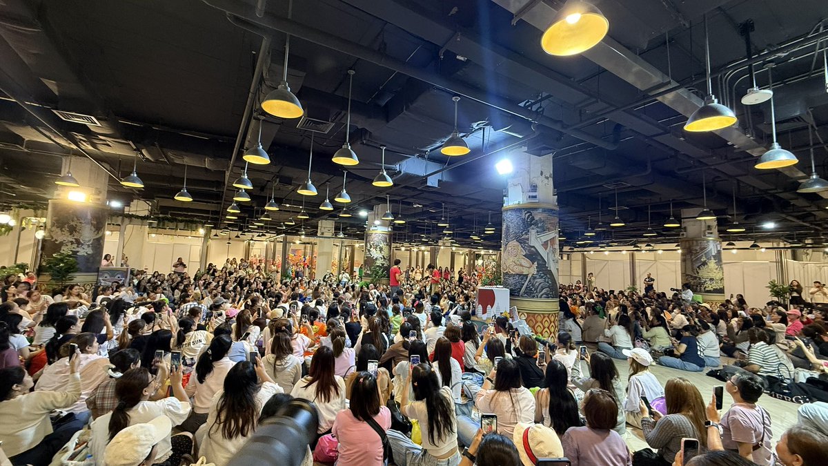janeofmain's tweet photo. อยู่มาห้าปีไม่น่าเชื่อนี่คือการรวมพลครั้งแรกในชีวิต ประทับใจมาก 💖

Hug E Lhee Worship 
#บวงสรวงมนต์รักฮักอีหลี 
#มนต์รักฮักอีหลี 
#HUGELHEETheSeries https://t.co/8usfOy1fnm