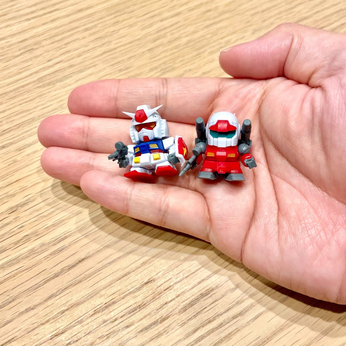 V作戦ビスケットすごええ フルカラーでこのサイズ感とは思ってなかった