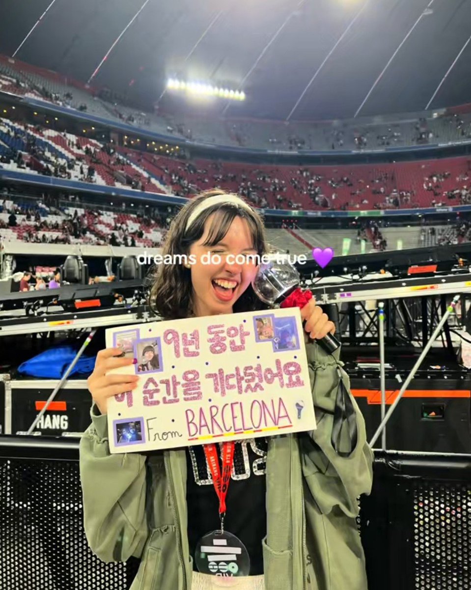 jimin_lil_devil's tweet photo. 👩🏻i have waited 9 years for this moment" 

Jimin read this sign n gave his jacket to her 🥹❤️‍🩹 https://t.co/WRvLAZVoLj