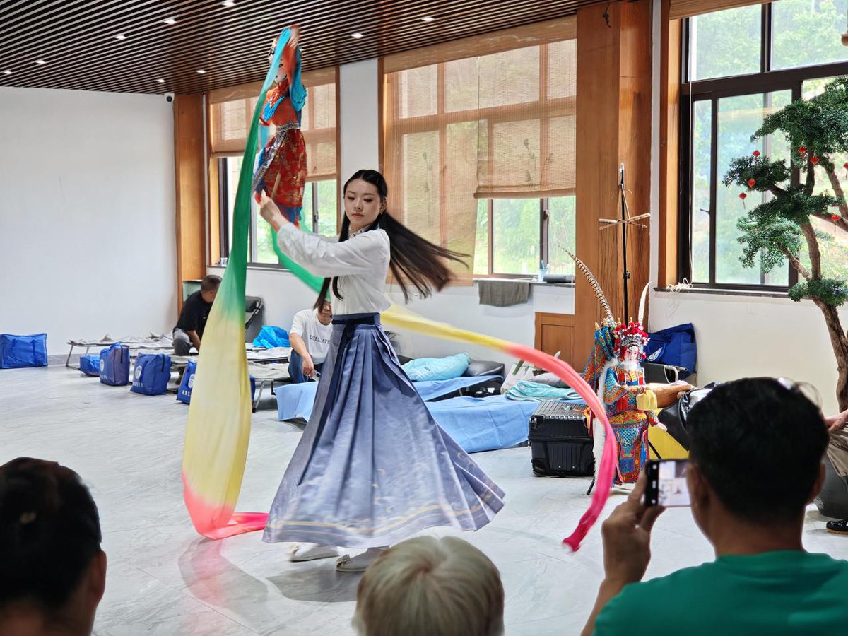 izhejiang's tweet photo. ❤️ A young puppeteer volunteered to perform at a temporary shelter during typhoon Bavi in Taishun county, Wenzhou, turning anxious moments into smiles. Her performance lifted spirits at the shelter and brought traditional culture to life. https://t.co/zciqkj4p5C