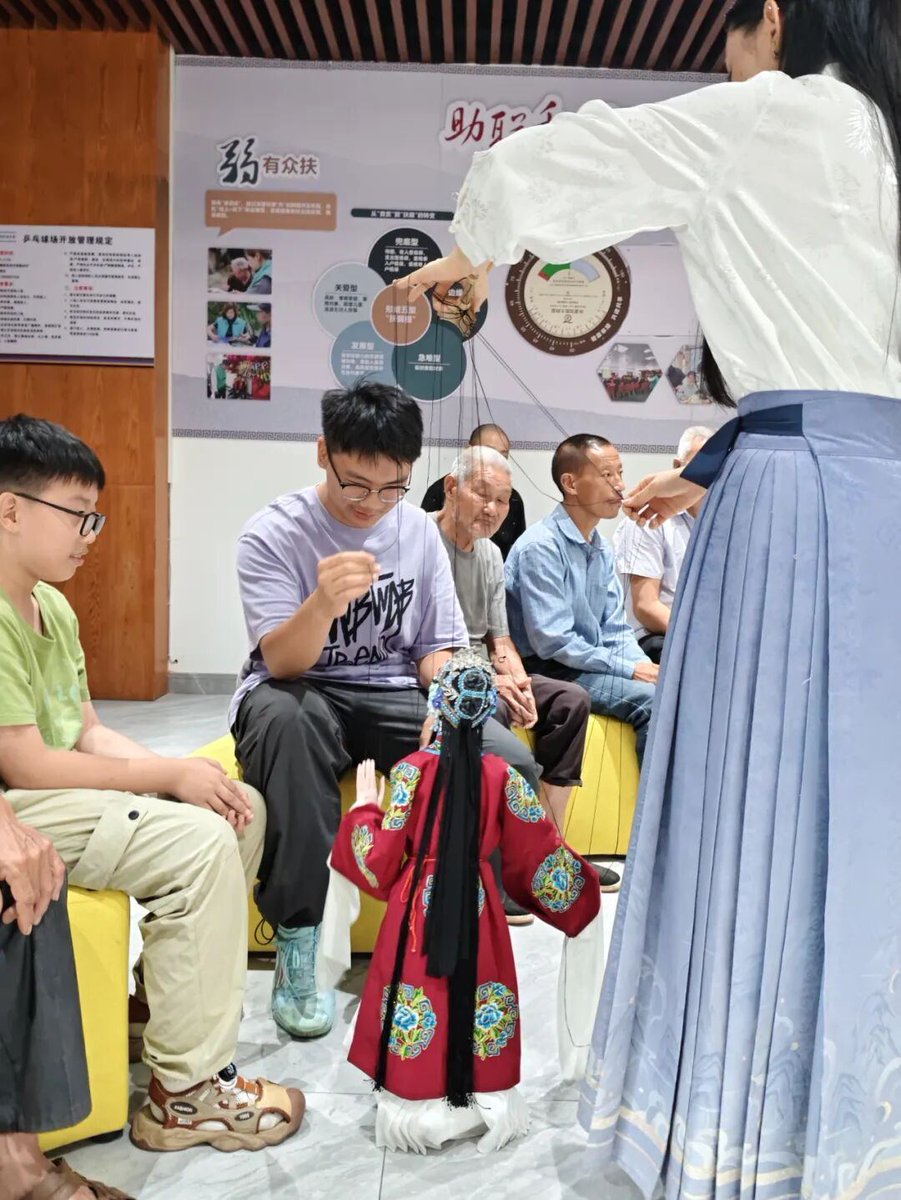 izhejiang's tweet photo. ❤️ A young puppeteer volunteered to perform at a temporary shelter during typhoon Bavi in Taishun county, Wenzhou, turning anxious moments into smiles. Her performance lifted spirits at the shelter and brought traditional culture to life. https://t.co/zciqkj4p5C