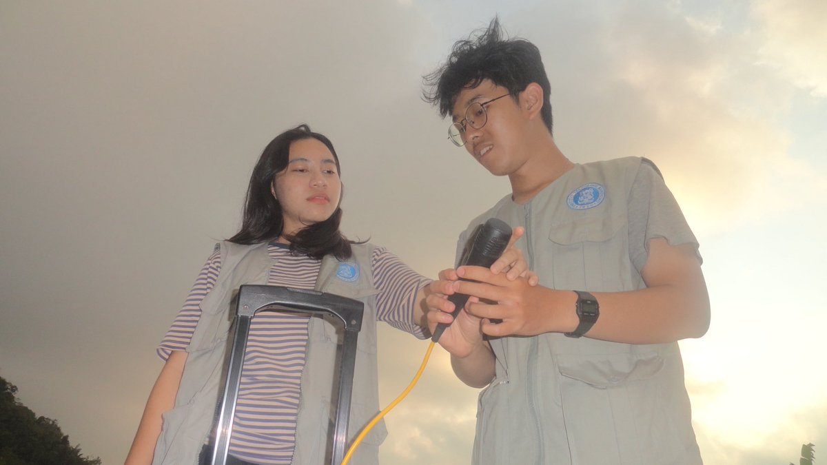 melowrah's tweet photo. akuu deketnya sangat organik di KKN HEHEHEHEH

awalnya PURE nganggep temen (walopun blio dr awal notice ak attractive tp emg dia gaada niat pdkt selama kuliah). eh ga sengaja kedapetan cuci piring brg, sisa berdua di rmh, lanjut ngobrol smpe 6 JAM  TANPA DISTRAKSI, diem” suka deh https://t.co/qRDr1uqdng