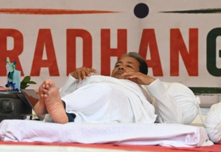 CommonBS786OM's tweet photo. 700 किसानों क़ी मौत से फर्क नहीं पड़ा 

 300 लोगों के विमान हादसे में मौत से फर्क नहीं पड़ा 

नोटबंदी क़ी लाइन्स में लोगों के मरने से फर्क नहीं पड़ा 

रेल हादसों में लोगों के मरने से फर्क नहीं पड़ा 

 कुम्भ क़ी भगदड़  रेलवे स्टेशन या सतसंग क़ी भगदड़ में लोगों के मरने से फर्क नहीं पड़ा 

कोविड में ऑक्सीजन क़ी कमी से लोगों के मरने से फर्क नहीं पड़ा 

उसको एक Sonam Wangchuk के भूख से मरने से कुछ फर्क नहीं पड़ेगा.

उठ जाओ भाई, खाना खा लो, ये चड्डीगैंग वाले हैँ 
बिना परिवार वाले.

कुछ गलत तो नहीं कहा मैंने??