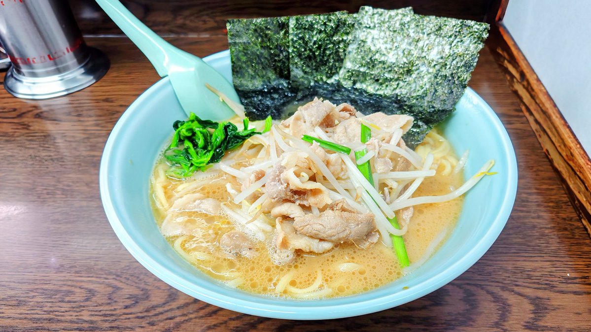 iacorporation's tweet photo. とんぱた亭 片倉町本店
肉野菜ラーメン 中盛 ねぎちゃ丼

久しぶりと言うか懐かしぶりです。昔よく六角家と使い分けでコクとかクリーミー豚骨気分の時はとんぱた亭に通った。
チャーハン提供してるから肉野菜炒めがのってると思いきや茹で野菜か…　でも味は当時と変わらず美味しい。壺辛ニラも炸裂 https://t.co/vgH2yNXXCC
