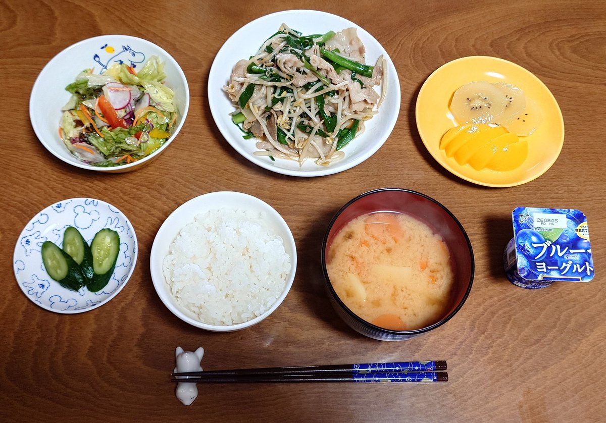 dfUIs09euJP85Zl's tweet photo. 👨‍🍳#ふぁんたんの男飯
🍽️本日の夕食
🍚白飯
🥔🥕じゃが芋と人参の味噌汁
🐷豚バラ肉とニラもやしの炒め物
🥗うま塩だれサラダ
🥒きゅうりのパン粉ぬか漬け
🥝ゴールドキウイ
🍑黄桃のシロップ漬け
🫐ブルーベリーヨーグルト
📝豚バラ肉(処分品228円)ともやし(特売10円)を買い足して作りました😂 https://t.co/5m4be3v72t