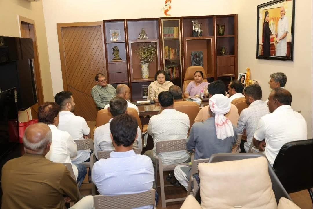 Shobhanaben_MP's tweet photo. જામનગર ખાતે માનનીય સાંસદશ્રી @PoonambenMaadam ના કાર્યાલયની પરિવાર સાથે સૌજન્ય મુલાકાત લીધી. મુલાકાત દરમિયાન ત્યાં ઉપસ્થિત અગ્રણીઓ અને સ્નેહીજનો સાથે મુલાકાત કરવાનો અવસર પ્રાપ્ત થયો. 

આ પ્રસંગે ત્યાં મળેલા ઉષ્માભર્યા સ્વાગત અને સન્માન બદલ હું હૃદયપૂર્વક આભાર વ્યક્ત કરું છું. https://t.co/3wd7XPPHxN