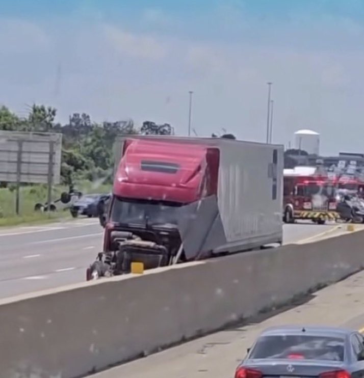 Concern70732755's tweet photo. Highway carnage yet again by a truck driver that literally drive through slowing down traffic !
How did this driver get a licence ??
No charges yet -why ?? https://t.co/GHBvJWYprW