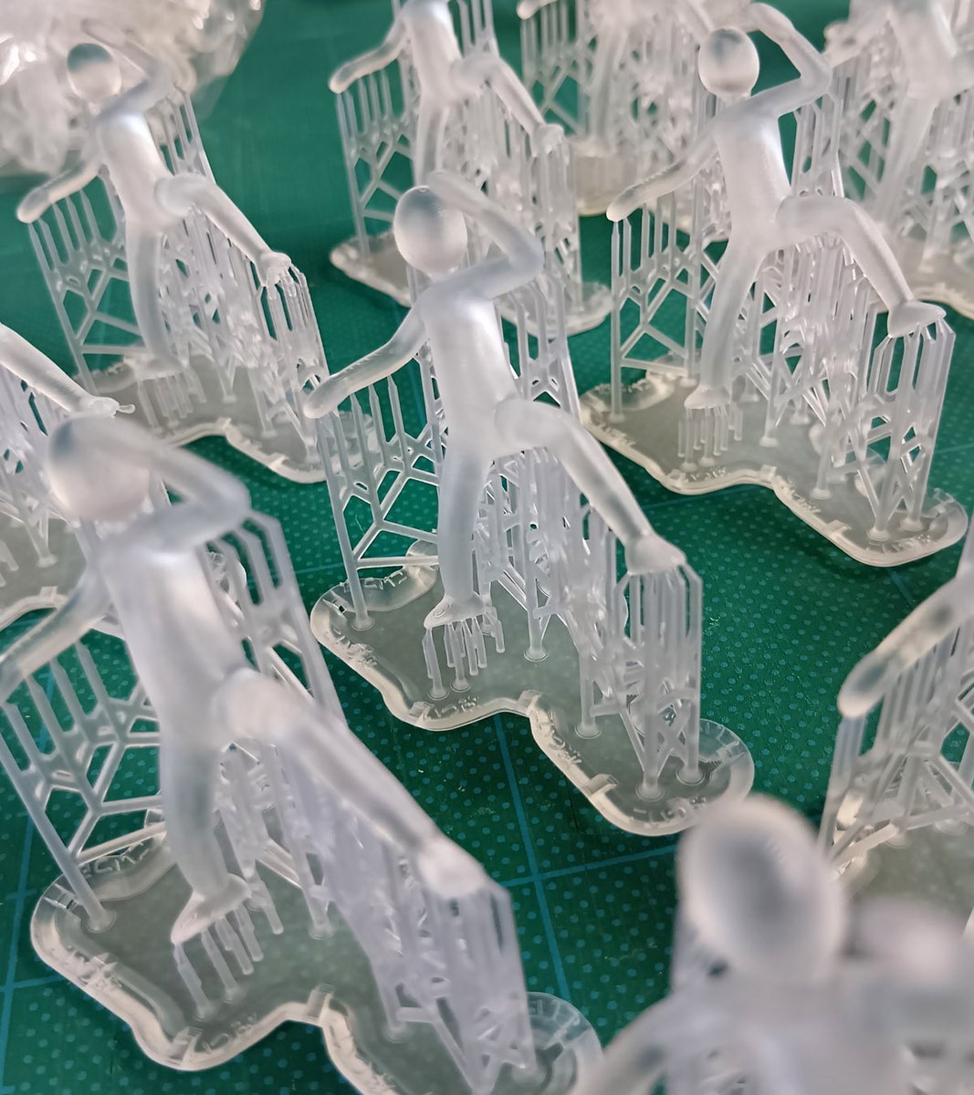 MefTeam's tweet photo. ワンフェスに向け梱包作業中💦
極パロ「こいつ」は透明度の高いFormlabsクリアレジンです！
お好みのカラーで塗装してください😊
また、組立簡単なペーパークラフト（紙製）のヒコーキも付属しております。
何卒よろしくお願いいたします！！

 #ワンフェス #WF2026S #パロディウス https://t.co/QPML6O7Aro