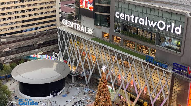 owazae's tweet photo. เสียดายหลังคา Apple Central world ไม่มีโลโก้ Apple อะจะได้กลายเป็น Airtag https://t.co/70qvxxjjPB