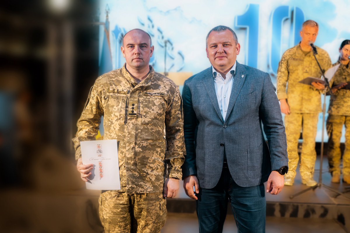 LukashukMykola's tweet photo. 10 років Повітряному командуванню «Схід».

ПвК «Схід» закриває небо над Дніпропетровщиною. Над Дніпром, Кривим Рогом, Нікополем, Павлоградом, Синельниківщиною та всіма нашими громадами.

Кожен збитий «шахед», кожна збита ракета – це врятовані життя. Будинки, які вціліли. Лікарні, школи, підприємства та енергетичні об’єкти, які продовжують працювати. Ранок, коли люди прокидаються у своїх домівках і живуть далі.

Дніпропетровська обласна рада разом з обласною військовою адміністрацією системно підтримує наших захисників неба. На останній сесії депутати облради додатково спрямували 300 мільйонів гривень саме на потреби ПвК «Схід» – на техніку, обладнання та засоби, які допомагають збивати ворожі цілі й рятувати людей.

Схиляю голову перед тими, хто віддав життя, захищаючи наше небо.

Вітаю всіх, хто служить і працює у ПвК «Схід». Дякую за нічні чергування, бойові виїзди, за кожну збиту ціль. Бажаю вам цілими й неушкодженими повертатися з бойових завдань.

Слава ПвК «Схід»!
Слава Україні!