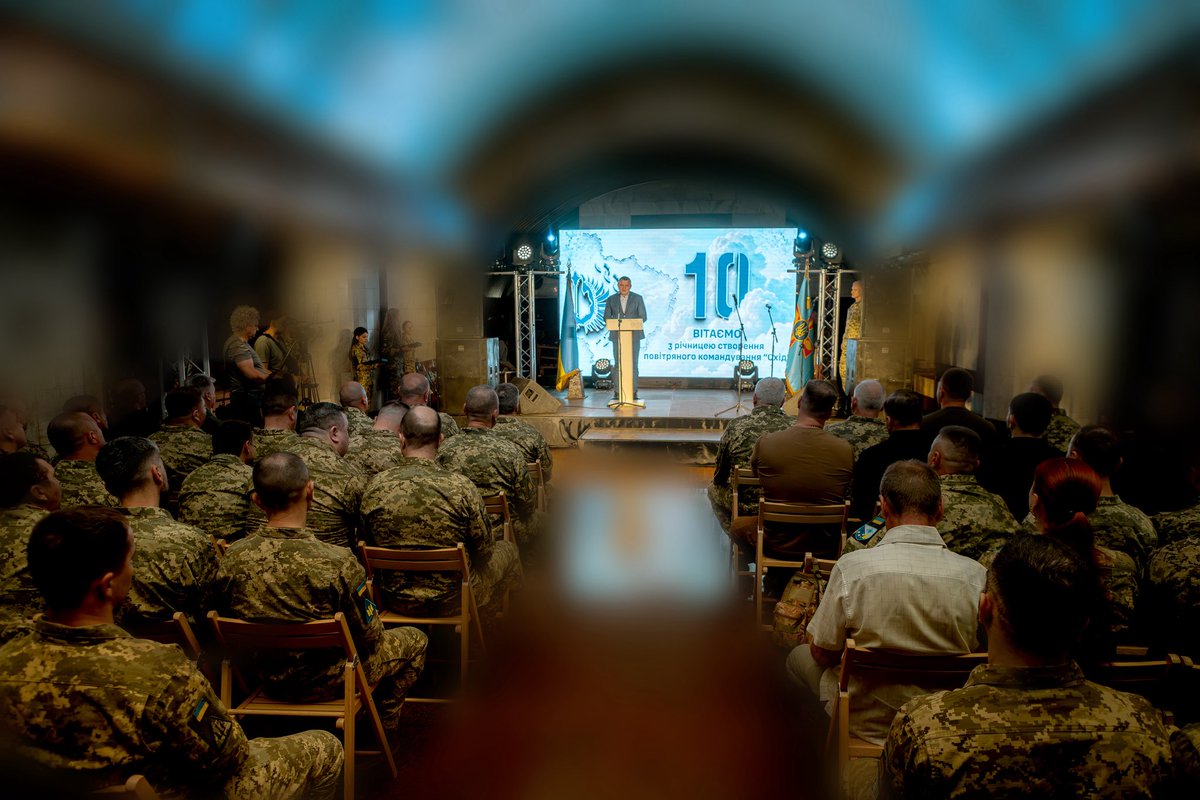 LukashukMykola's tweet photo. 10 років Повітряному командуванню «Схід».

ПвК «Схід» закриває небо над Дніпропетровщиною. Над Дніпром, Кривим Рогом, Нікополем, Павлоградом, Синельниківщиною та всіма нашими громадами.

Кожен збитий «шахед», кожна збита ракета – це врятовані життя. Будинки, які вціліли. Лікарні, школи, підприємства та енергетичні об’єкти, які продовжують працювати. Ранок, коли люди прокидаються у своїх домівках і живуть далі.

Дніпропетровська обласна рада разом з обласною військовою адміністрацією системно підтримує наших захисників неба. На останній сесії депутати облради додатково спрямували 300 мільйонів гривень саме на потреби ПвК «Схід» – на техніку, обладнання та засоби, які допомагають збивати ворожі цілі й рятувати людей.

Схиляю голову перед тими, хто віддав життя, захищаючи наше небо.

Вітаю всіх, хто служить і працює у ПвК «Схід». Дякую за нічні чергування, бойові виїзди, за кожну збиту ціль. Бажаю вам цілими й неушкодженими повертатися з бойових завдань.

Слава ПвК «Схід»!
Слава Україні!