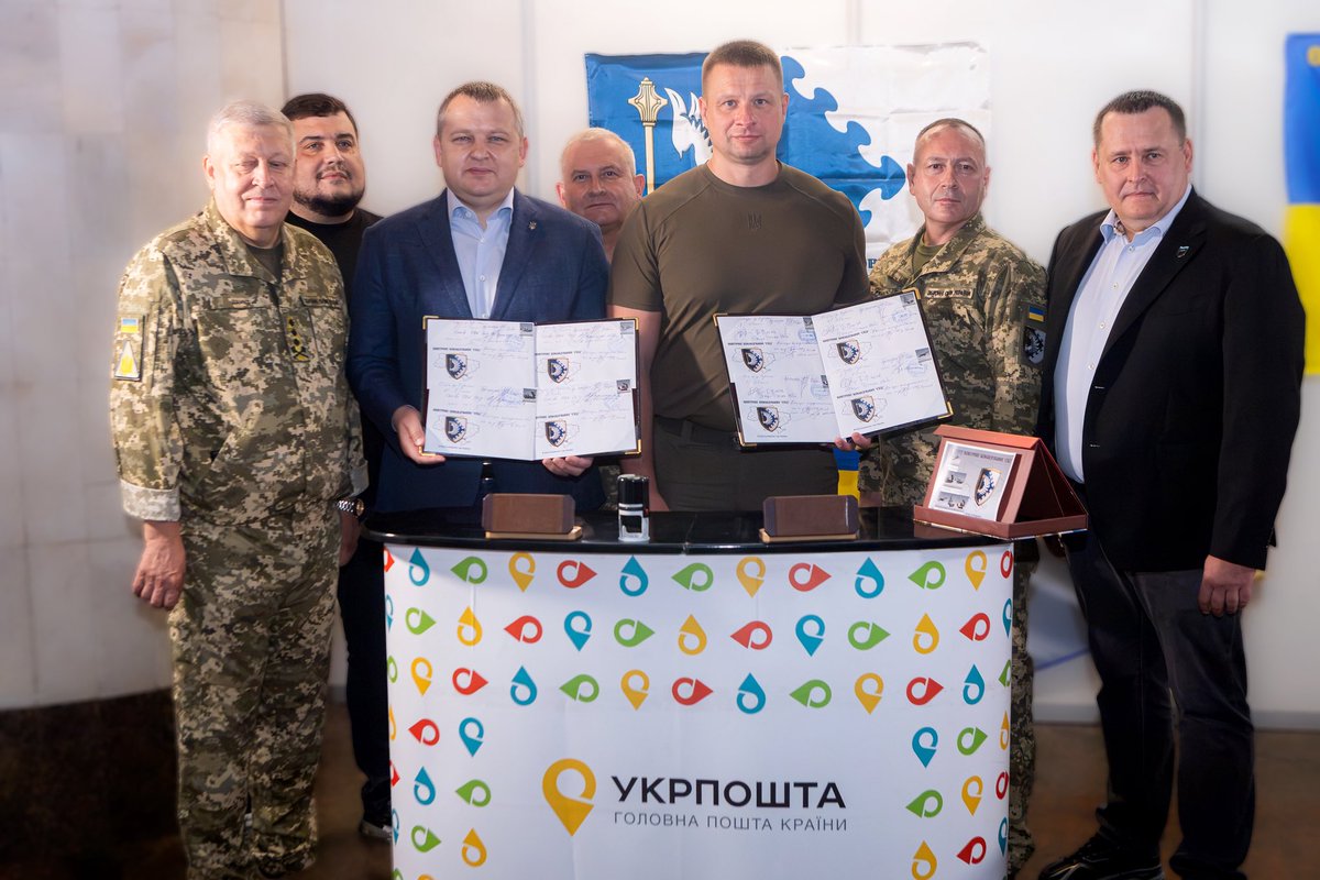 LukashukMykola's tweet photo. 10 років Повітряному командуванню «Схід».

ПвК «Схід» закриває небо над Дніпропетровщиною. Над Дніпром, Кривим Рогом, Нікополем, Павлоградом, Синельниківщиною та всіма нашими громадами.

Кожен збитий «шахед», кожна збита ракета – це врятовані життя. Будинки, які вціліли. Лікарні, школи, підприємства та енергетичні об’єкти, які продовжують працювати. Ранок, коли люди прокидаються у своїх домівках і живуть далі.

Дніпропетровська обласна рада разом з обласною військовою адміністрацією системно підтримує наших захисників неба. На останній сесії депутати облради додатково спрямували 300 мільйонів гривень саме на потреби ПвК «Схід» – на техніку, обладнання та засоби, які допомагають збивати ворожі цілі й рятувати людей.

Схиляю голову перед тими, хто віддав життя, захищаючи наше небо.

Вітаю всіх, хто служить і працює у ПвК «Схід». Дякую за нічні чергування, бойові виїзди, за кожну збиту ціль. Бажаю вам цілими й неушкодженими повертатися з бойових завдань.

Слава ПвК «Схід»!
Слава Україні!