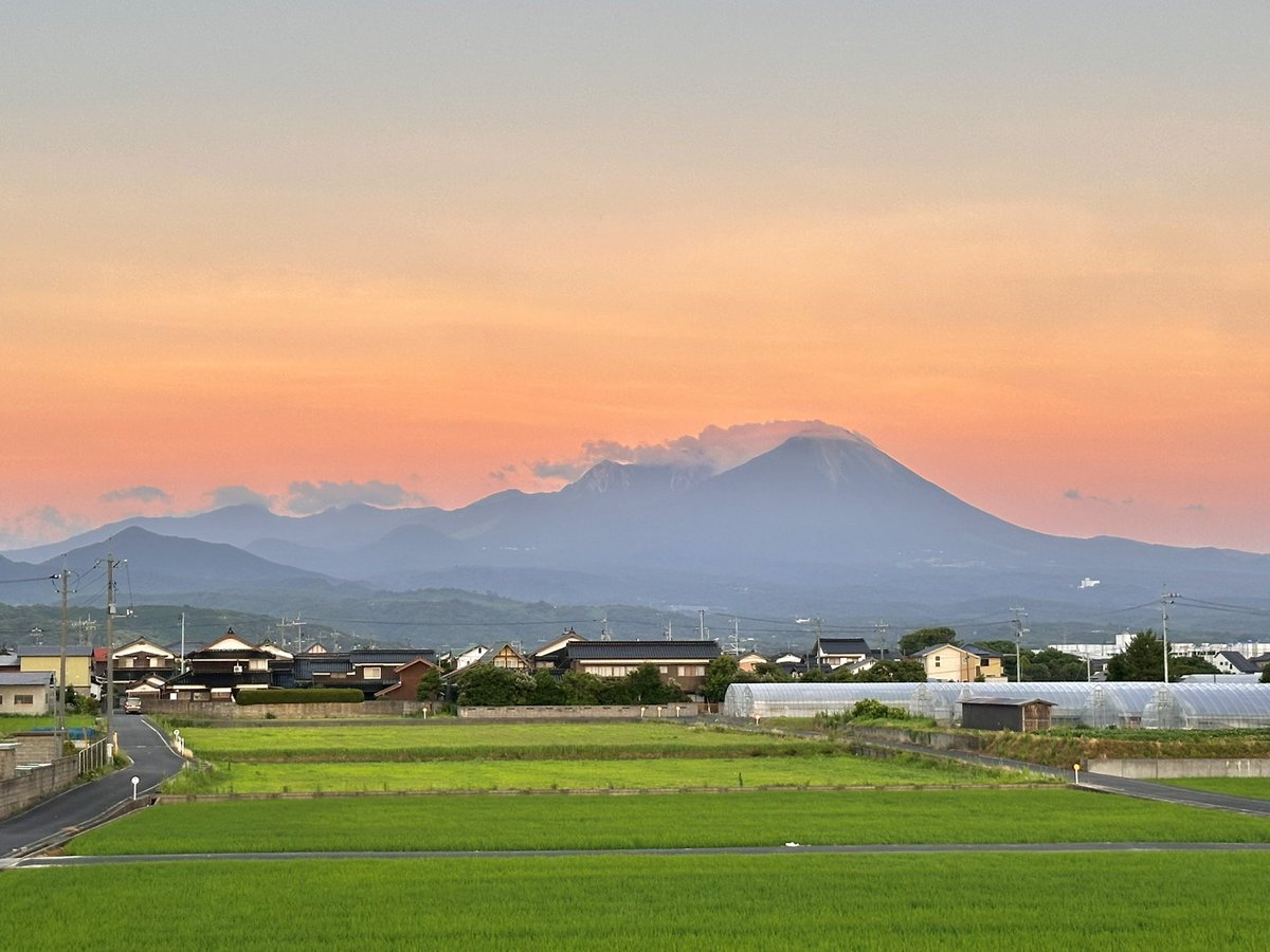 mitusatomiyuki's tweet photo. おつかれさまです^_^
夕暮れ時の大山🗻さん(^｡^)
と夕陽です！

日野川河口日吉津側　2026.7.13 https://t.co/loSOXTm4jK
